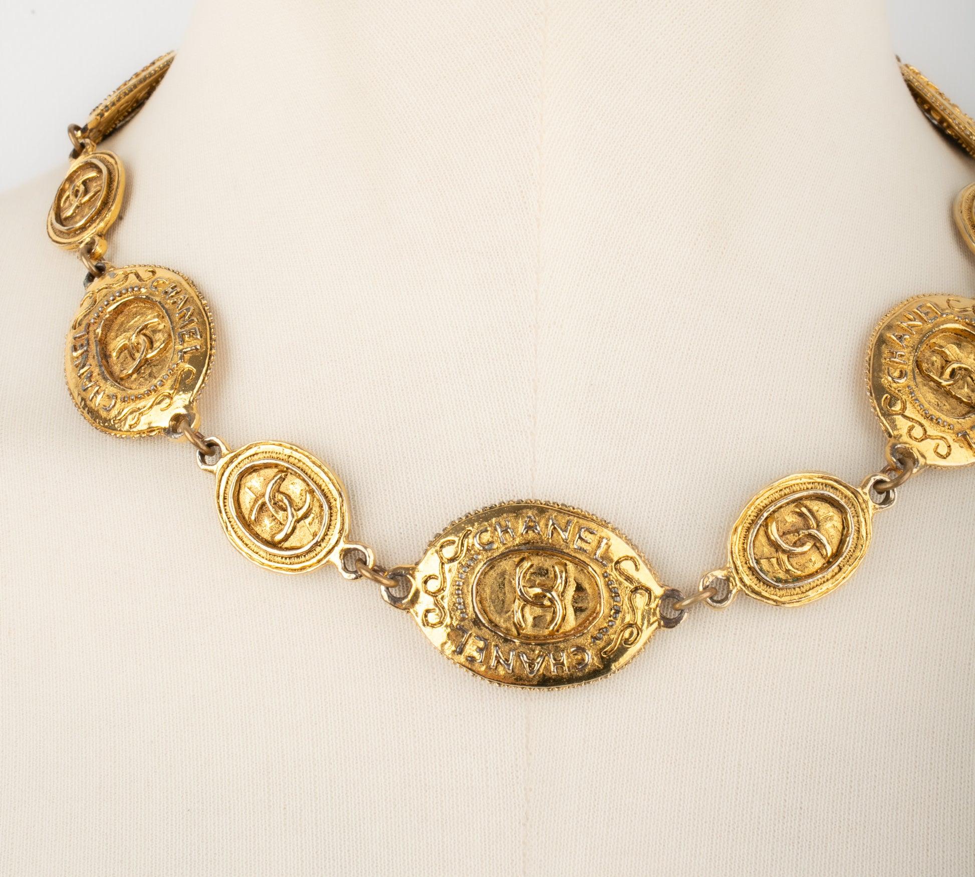 Chanel Golden Metal Short Necklace with Oval Medallions In Good Condition For Sale In SAINT-OUEN-SUR-SEINE, FR