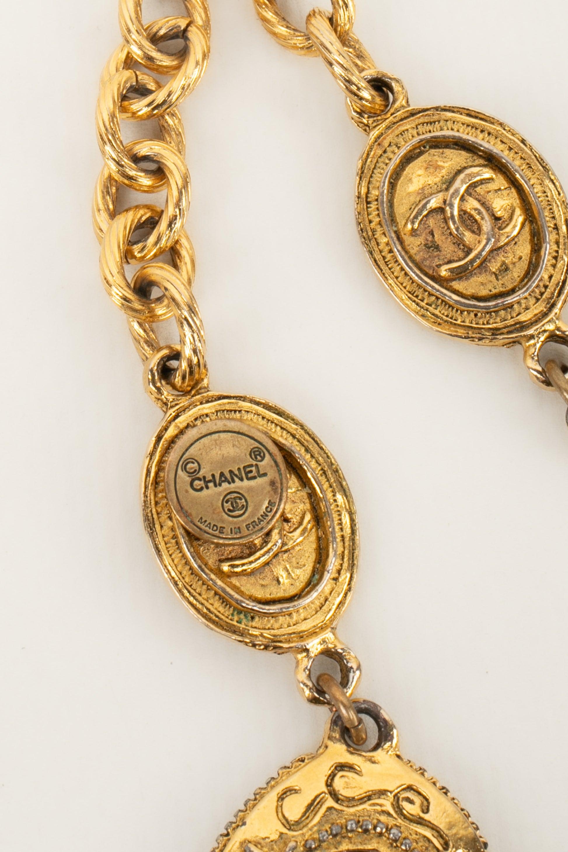 Chanel Goldene Metall-Halskette mit ovalen Medaillons aus Metall im Angebot 1