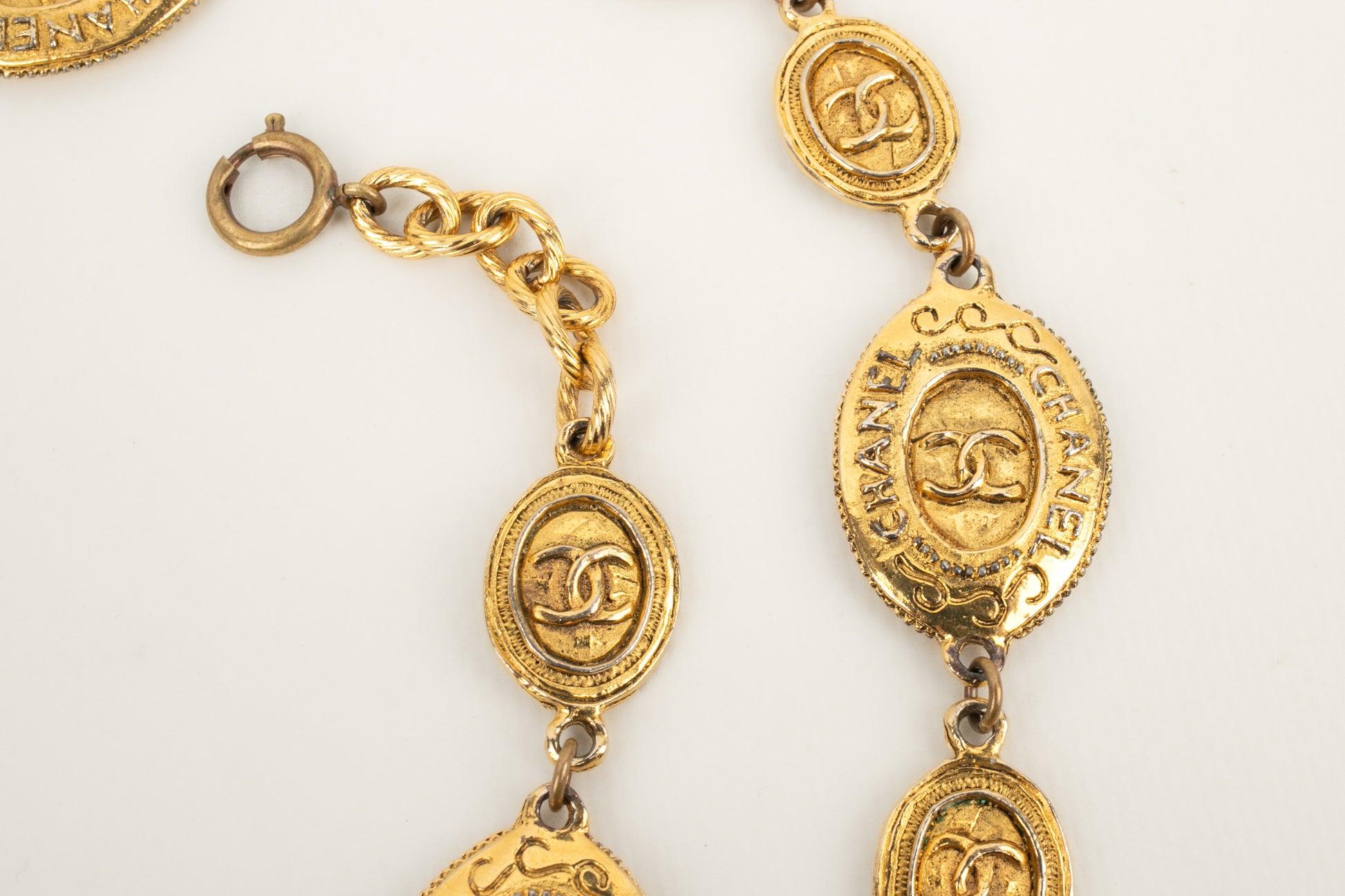 Chanel Goldene Metall-Halskette mit ovalen Medaillons aus Metall im Angebot 2