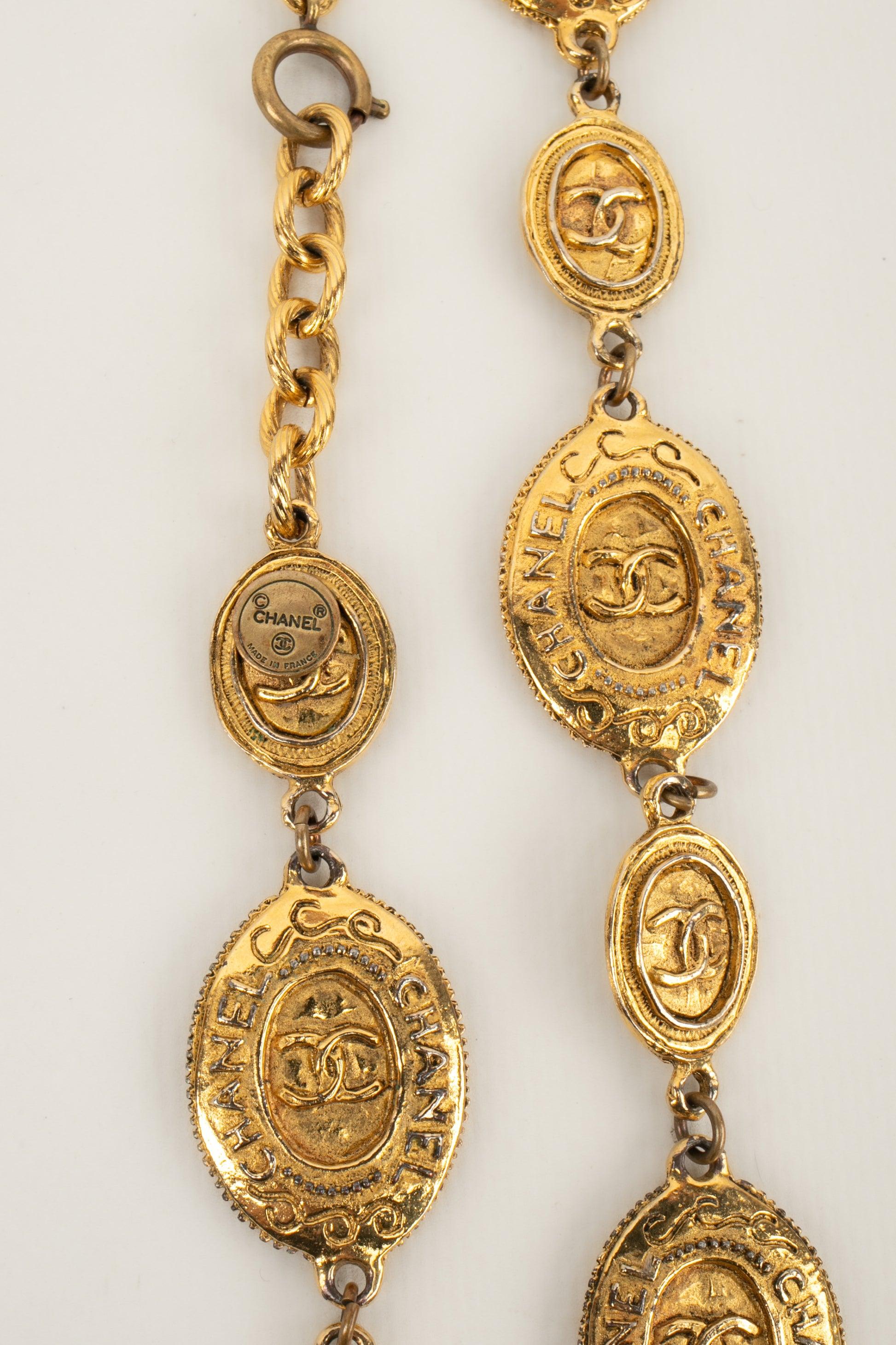 Chanel Goldene Metall-Halskette mit ovalen Medaillons aus Metall im Angebot 3