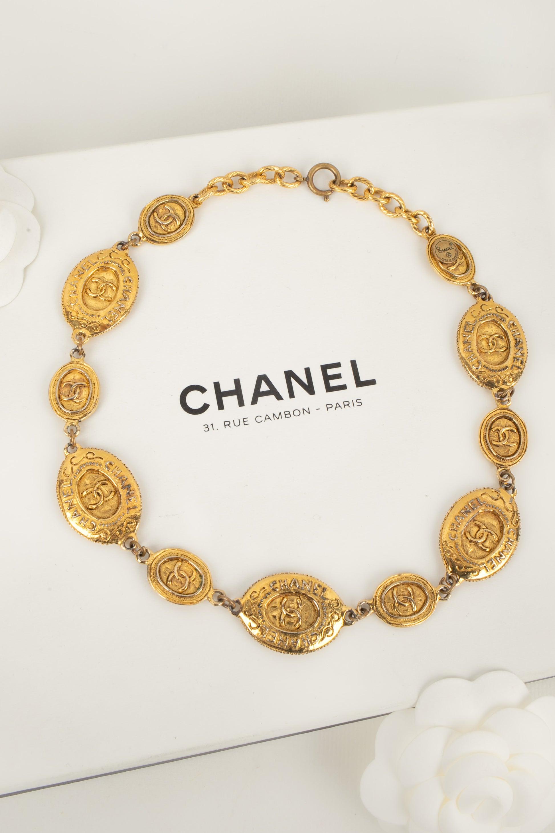 Chanel Goldene Metall-Halskette mit ovalen Medaillons aus Metall im Angebot 4