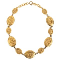 Collana corta in metallo dorato di Chanel con medaglioni ovali
