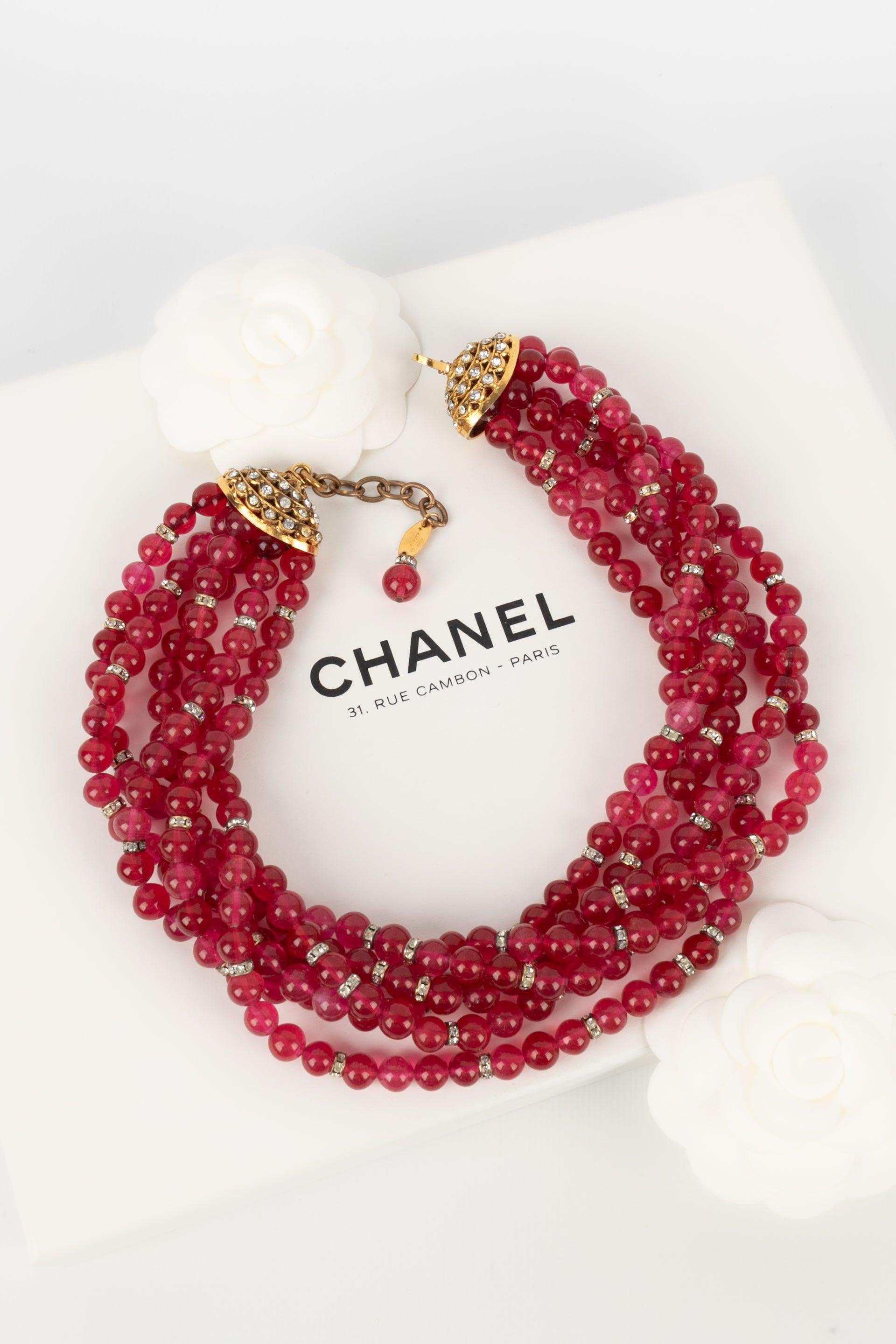 Chanel, collier court en métal doré avec strass et perles de verre, 1983 en vente 6