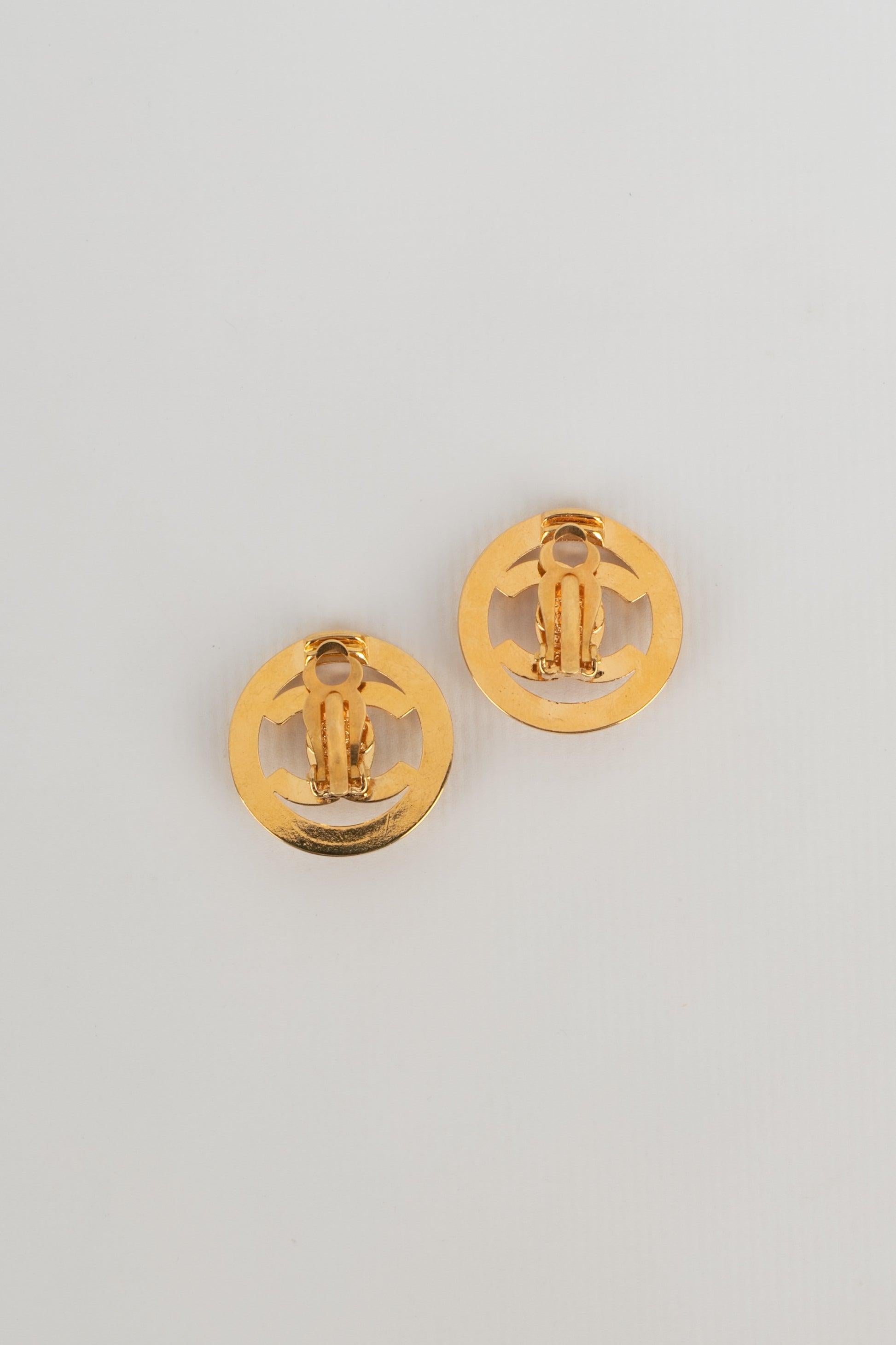 Chanel Golden Metal Turn-lock Earrings, 1997 In Excellent Condition For Sale In SAINT-OUEN-SUR-SEINE, FR