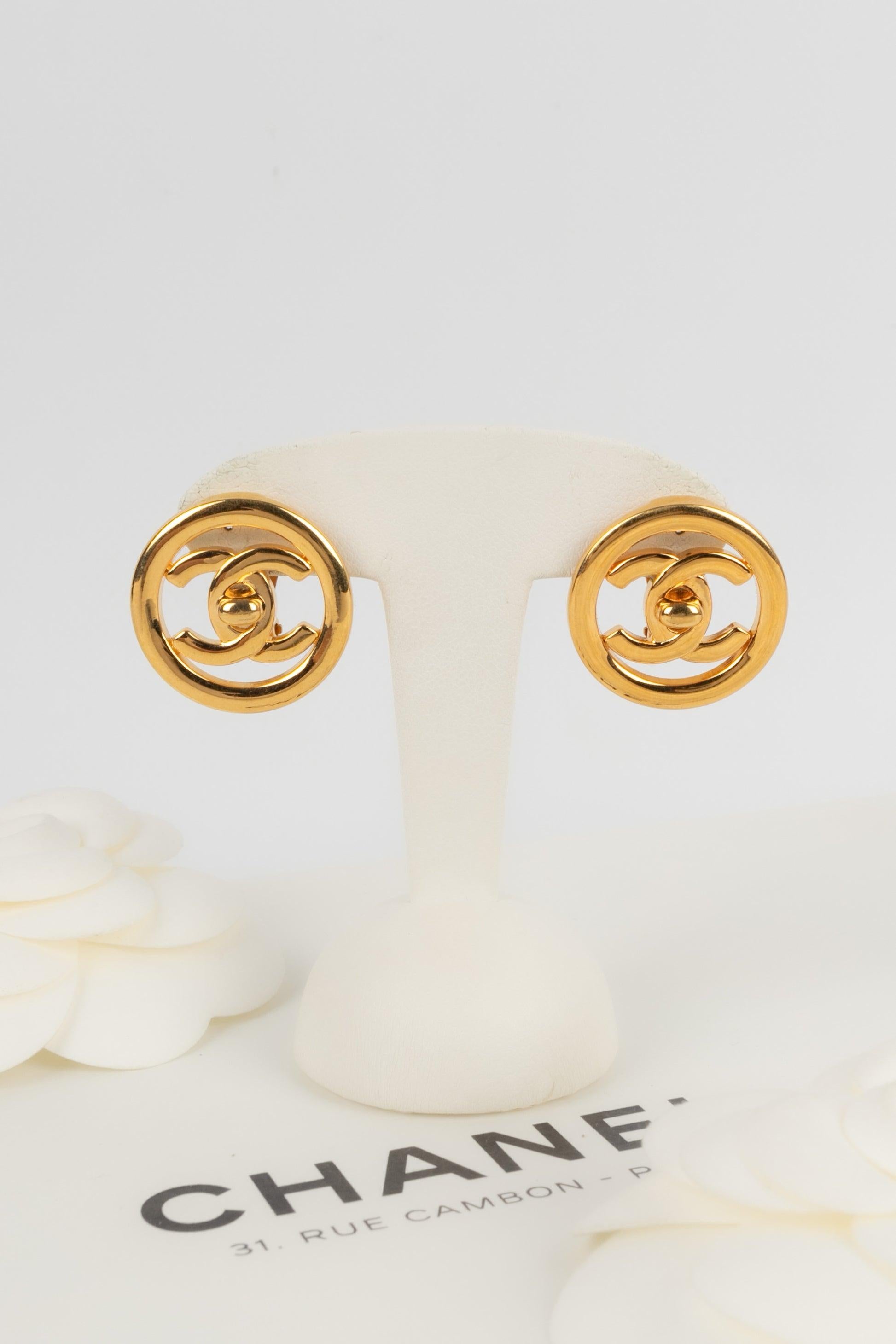 Chanel Goldene Metall-Ohrringe mit gedrechselter Uhr, 1997 im Angebot 2