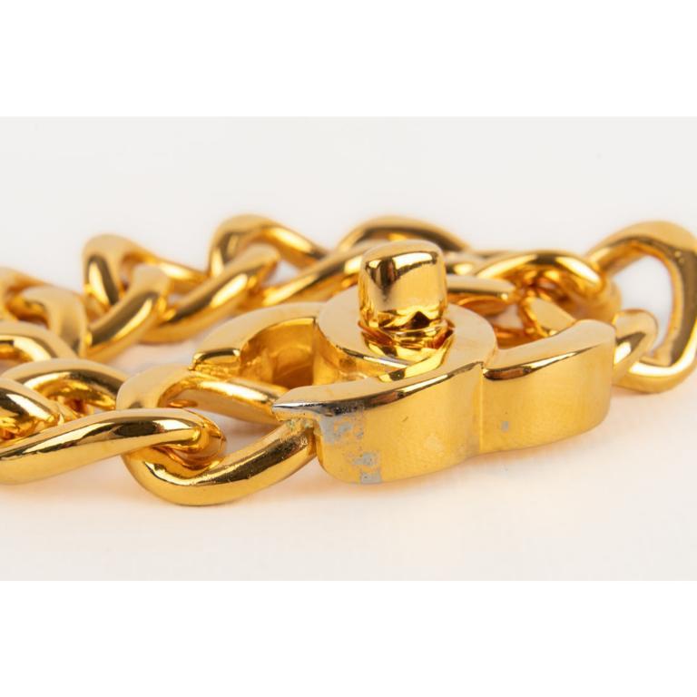 Chanel - (Made in France) Golden metal turnlock bracelet. 1996 Fall-Winter Collection. To be mentioned, some marks on the golden material.

Additional information:
Condition: Good condition
Dimensions: Length: 20 cm
Period: 20th Century

Seller