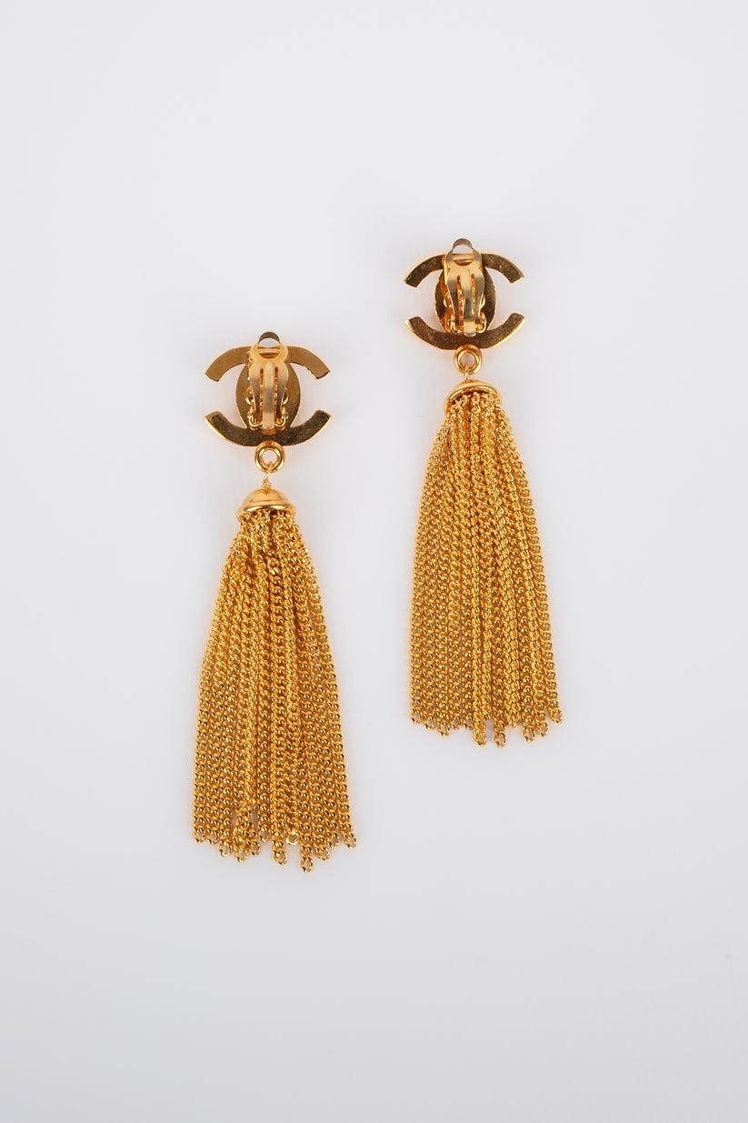 Chanel - (Made in France) Golden metal turnlock earrings. 1996 Fall-Winter Collection.

Additional information:
Condition: Very good condition
Dimensions: Height: 9 cm
Period: 20th Century

Seller Reference: BOB178