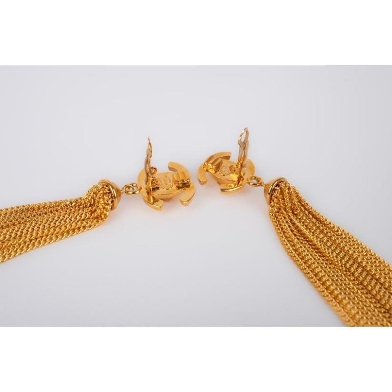 Chanel Goldene Metall-Ohrringe mit gedrechseltem Schloss, 1996 im Zustand „Hervorragend“ im Angebot in SAINT-OUEN-SUR-SEINE, FR