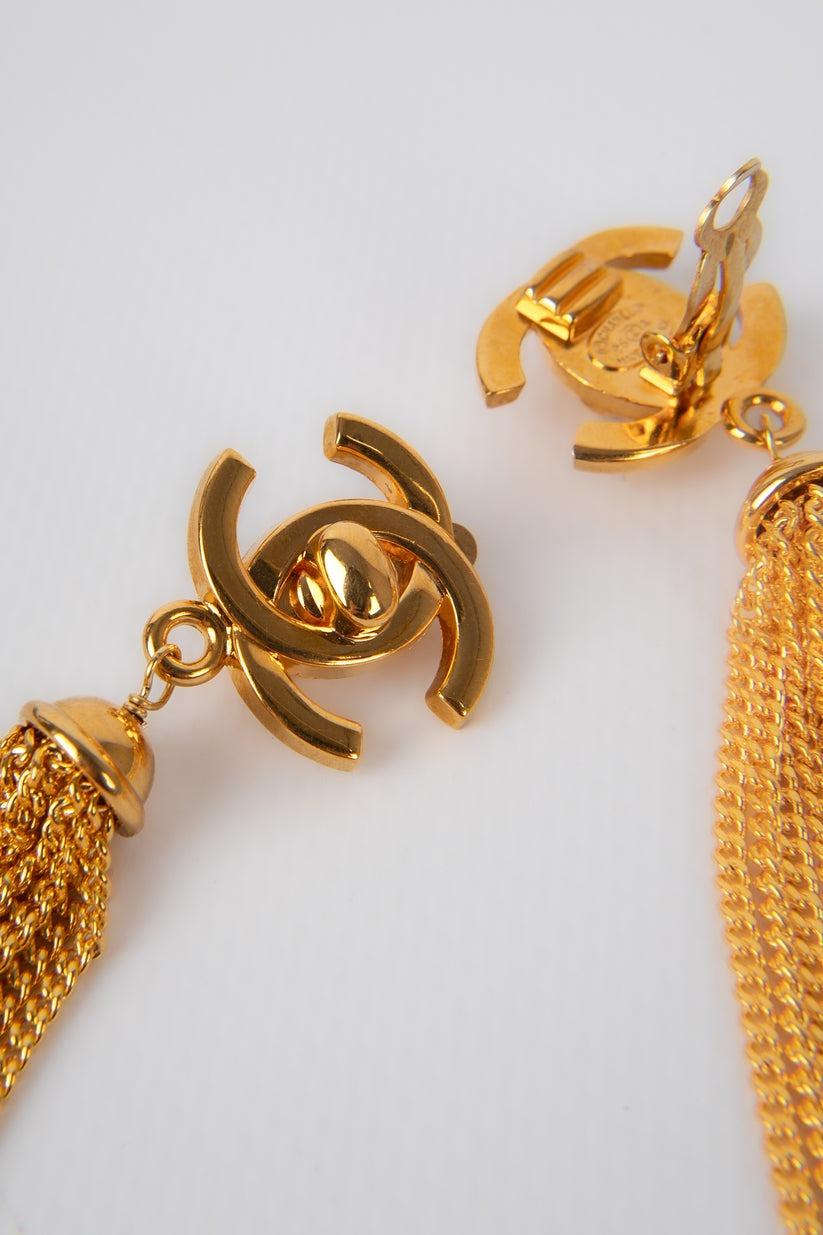 Chanel Goldene Metall-Ohrringe mit gedrechseltem Schloss, 1996 Damen im Angebot