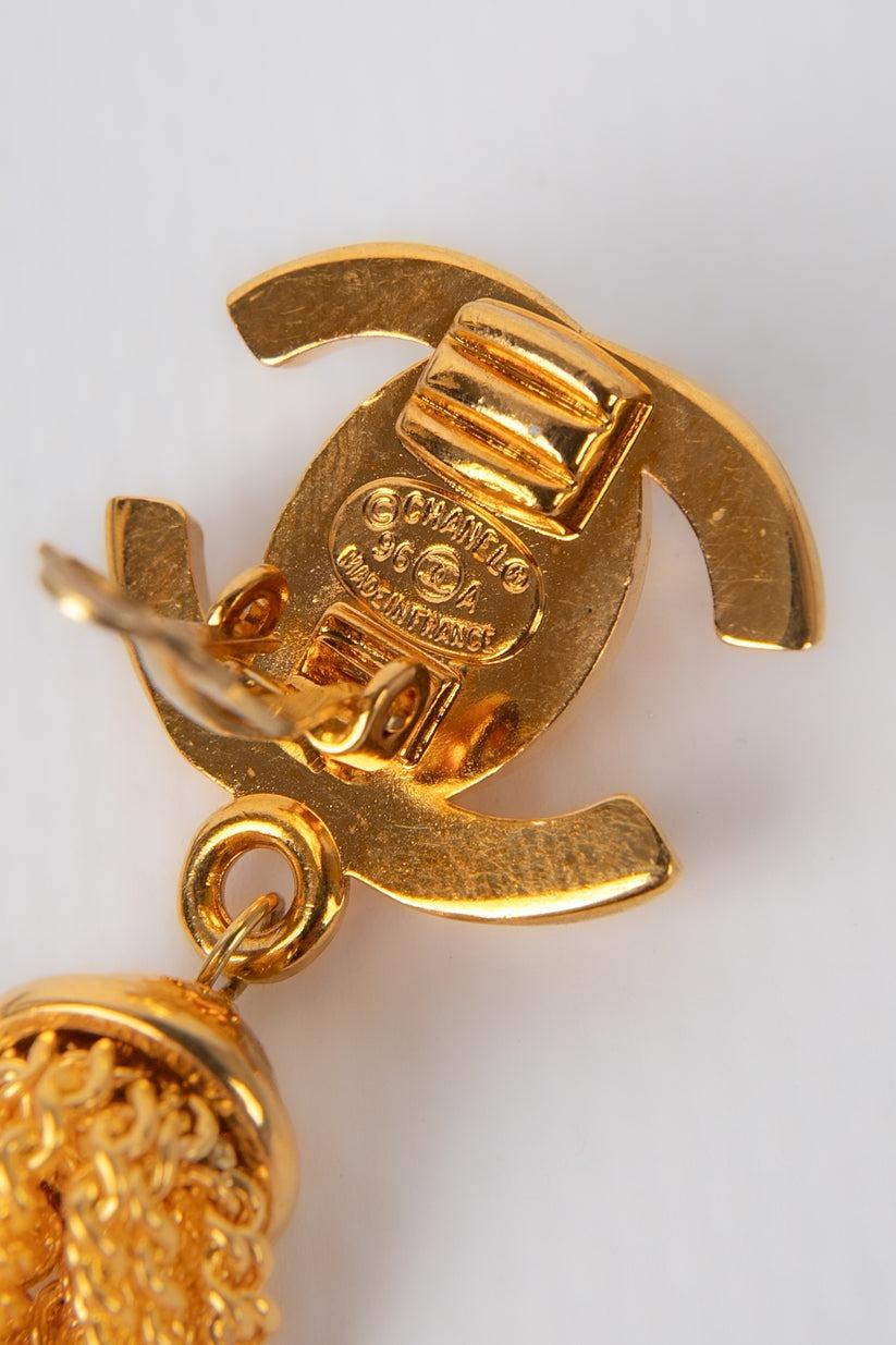 Chanel Goldene Metall-Ohrringe mit gedrechseltem Schloss, 1996 im Angebot 1