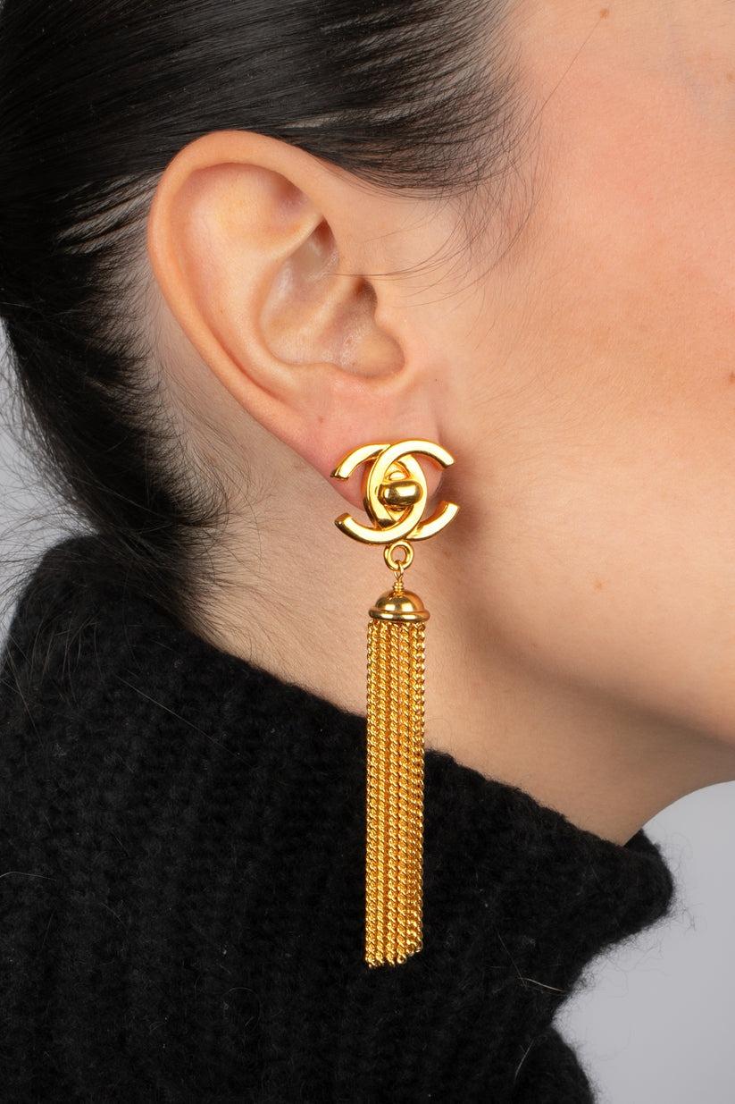 Chanel Goldene Metall-Ohrringe mit gedrechseltem Schloss, 1996 im Angebot 2