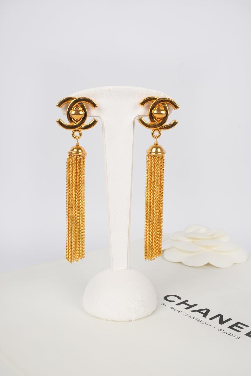 Chanel Goldene Metall-Ohrringe mit gedrechseltem Schloss, 1996 im Angebot 3
