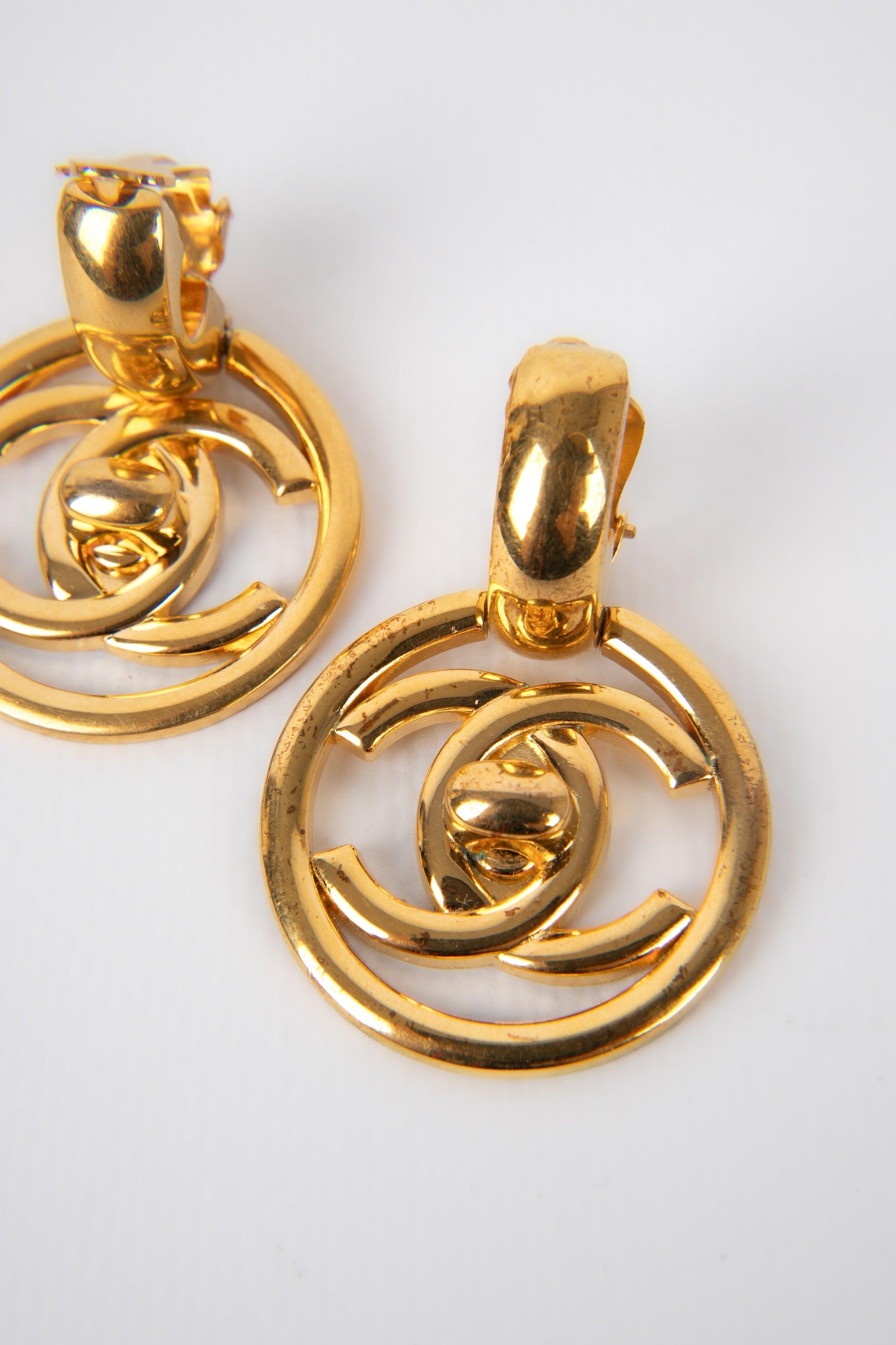 Chanel- (Made in France) Golden metal turnlock earrings. 1997 Spring-Summer Collection.

Additional information:
Condition: Good condition
Dimensions: Height: 5.2 cm
Period: 20th Century

Seller Reference:CB61

