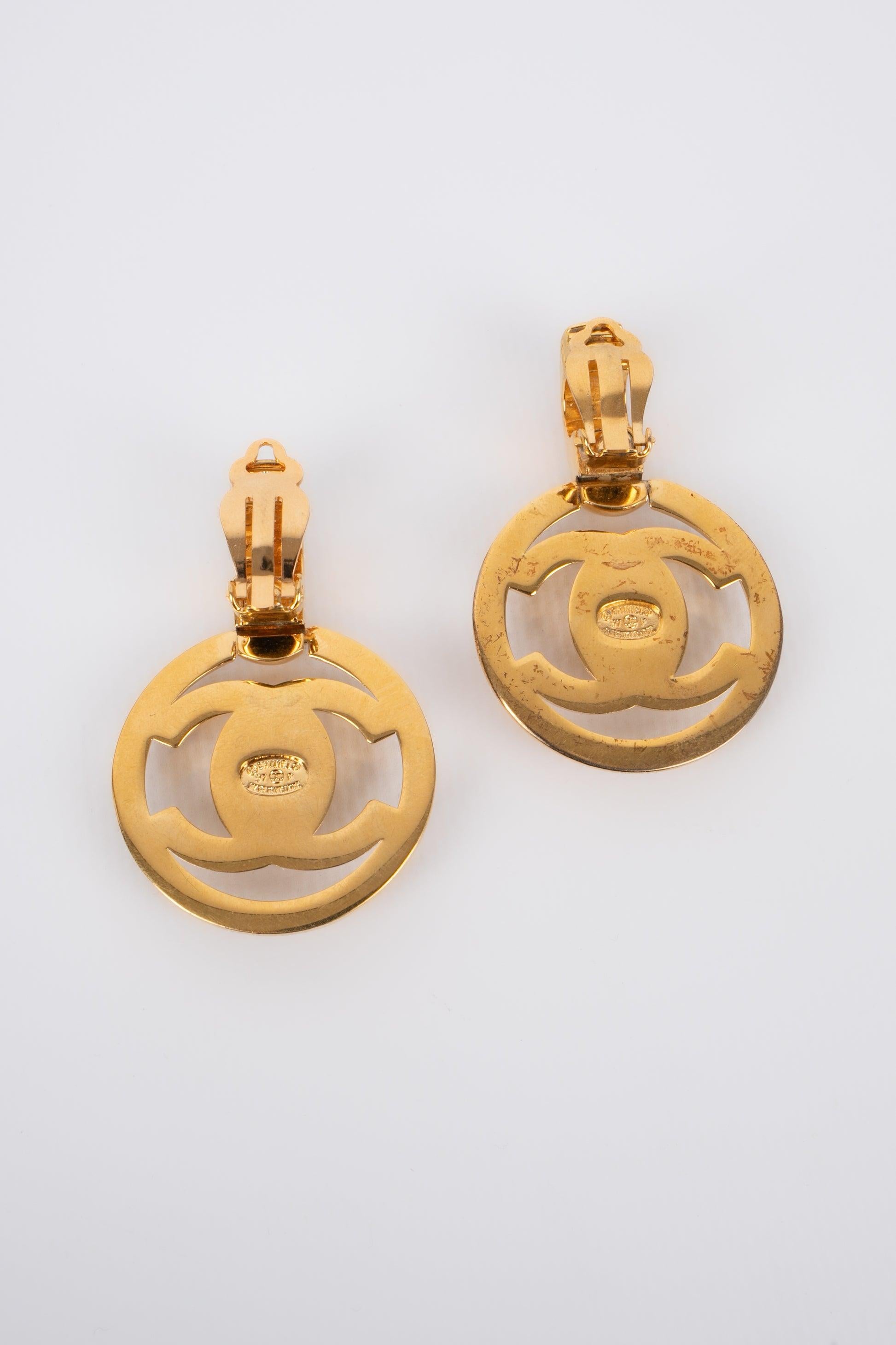 Chanel Goldene Metall-Ohrringe mit gedrechseltem Schloss, 1997 im Zustand „Gut“ im Angebot in SAINT-OUEN-SUR-SEINE, FR