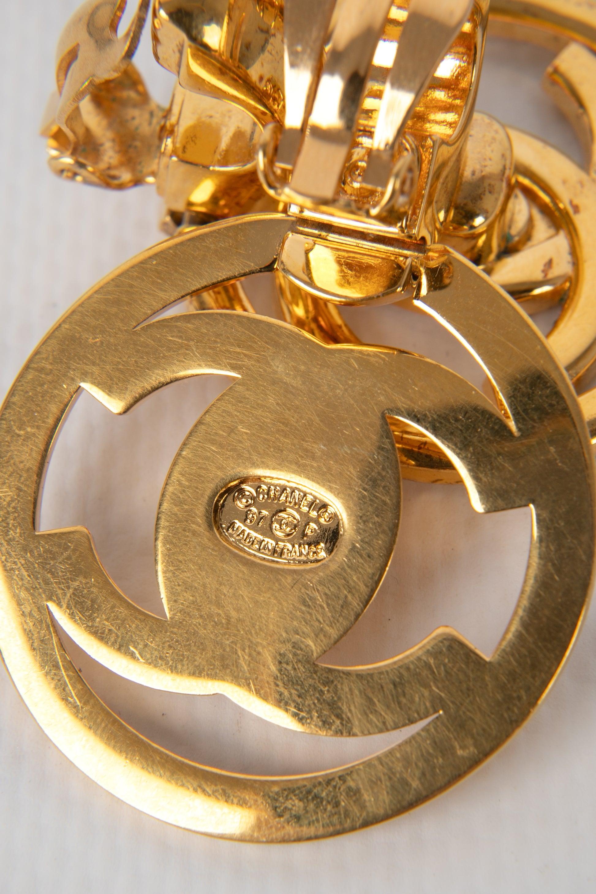 Chanel Goldene Metall-Ohrringe mit gedrechseltem Schloss, 1997 Damen im Angebot