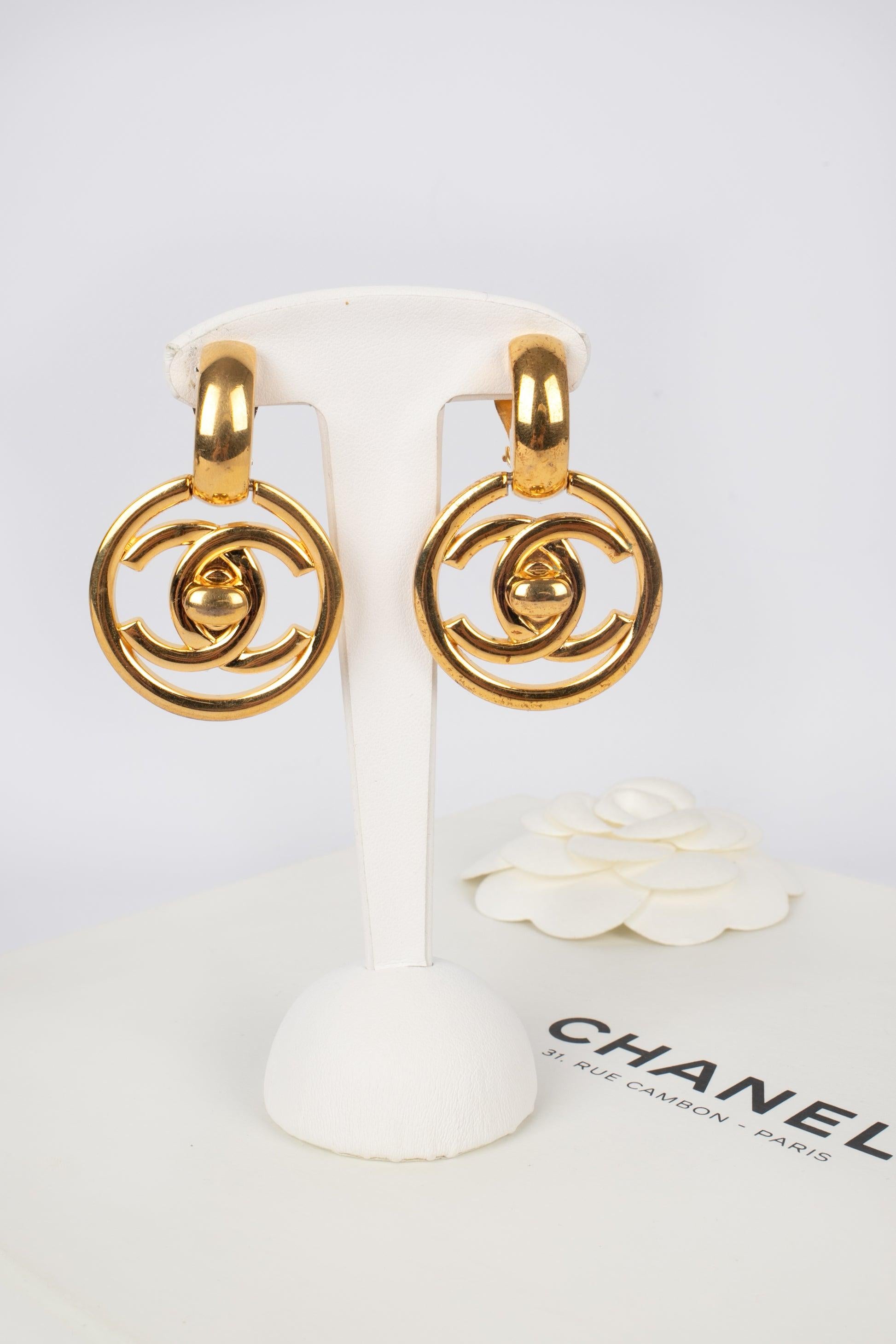 Chanel Goldene Metall-Ohrringe mit gedrechseltem Schloss, 1997 im Angebot 1