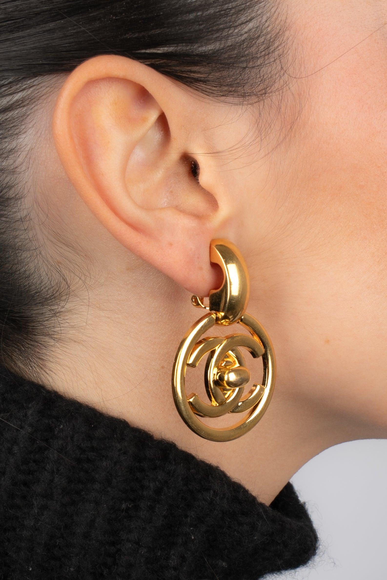 Chanel Goldene Metall-Ohrringe mit gedrechseltem Schloss, 1997 im Angebot 2
