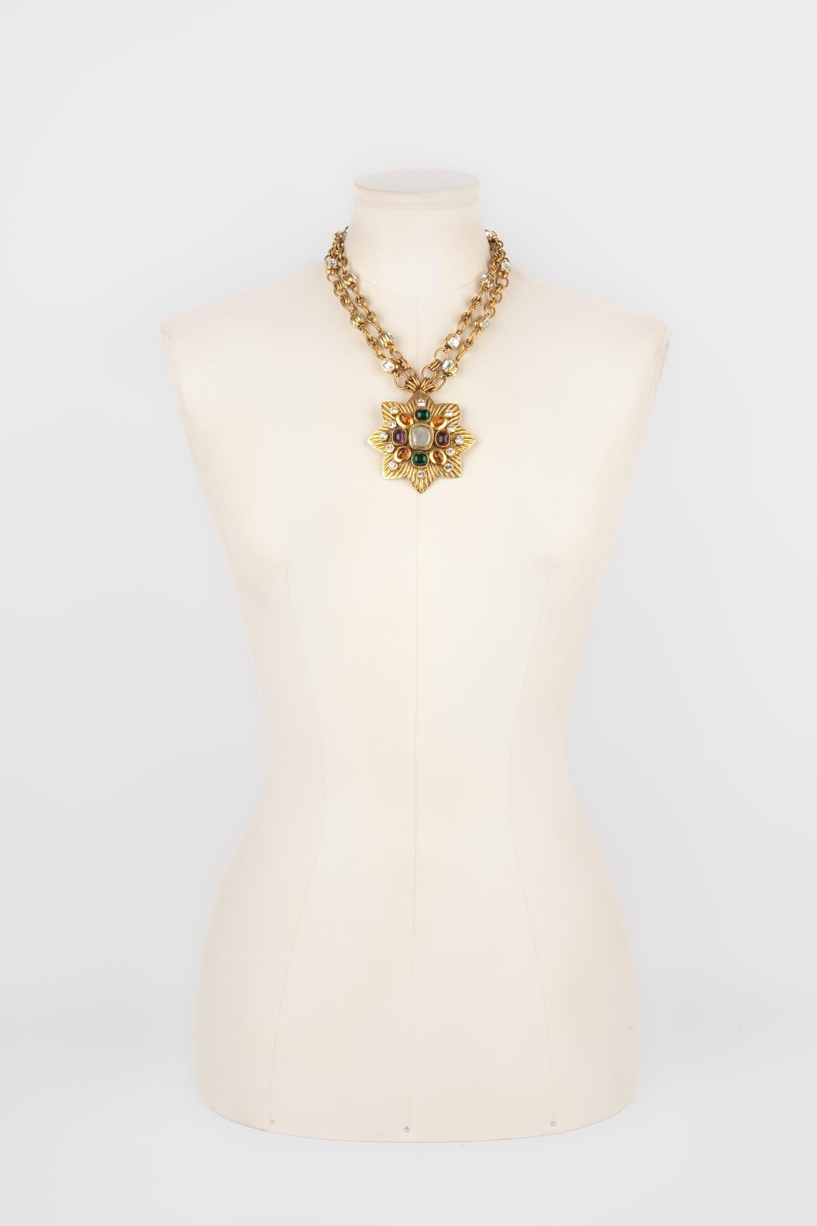 Chanel Goldene zweireihige Metall-Halskette mit Strasssteinen und einem goldenen Metall-Anhänger im Zustand „Hervorragend“ im Angebot in SAINT-OUEN-SUR-SEINE, FR