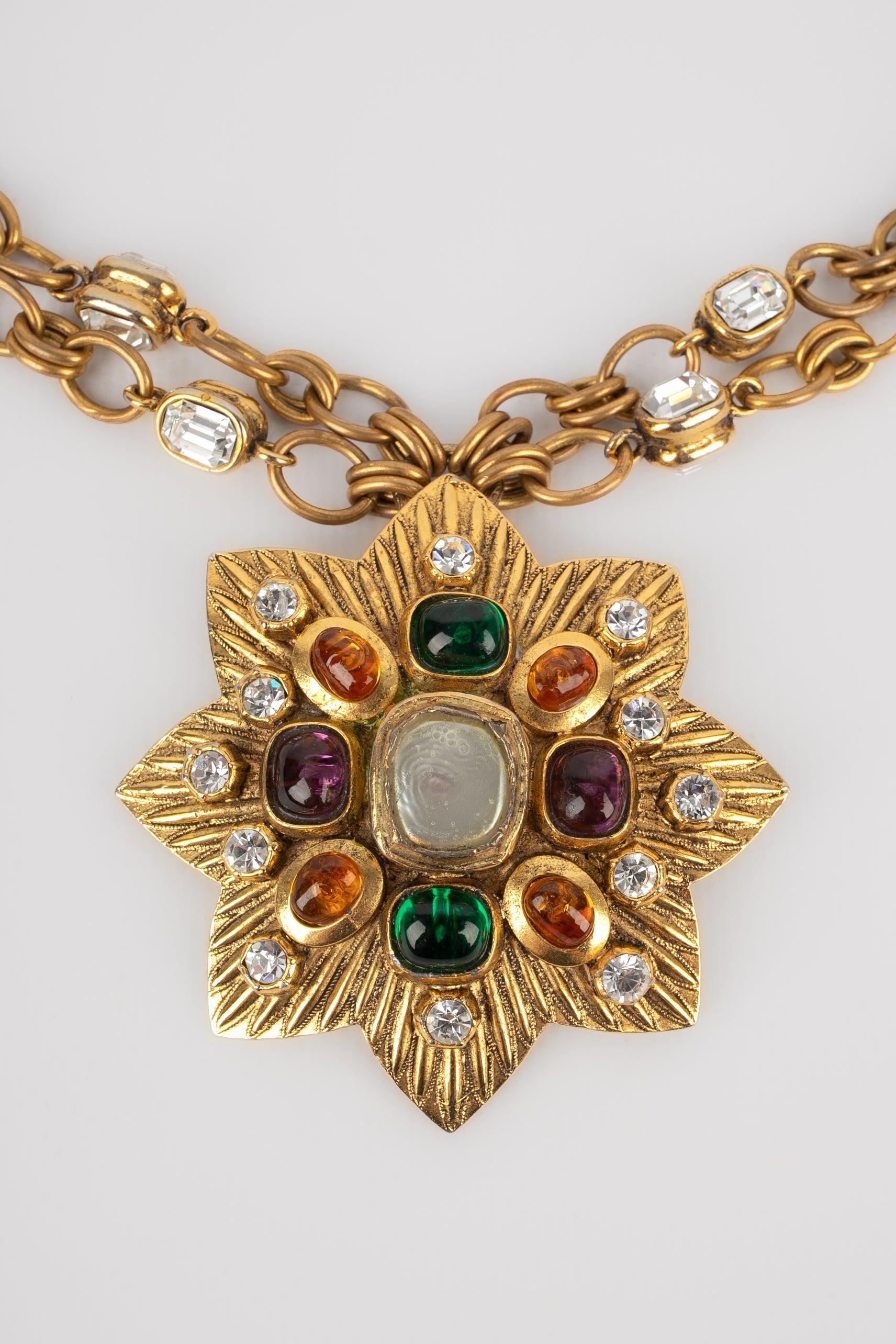 Chanel Goldene zweireihige Metall-Halskette mit Strasssteinen und einem goldenen Metall-Anhänger Damen im Angebot