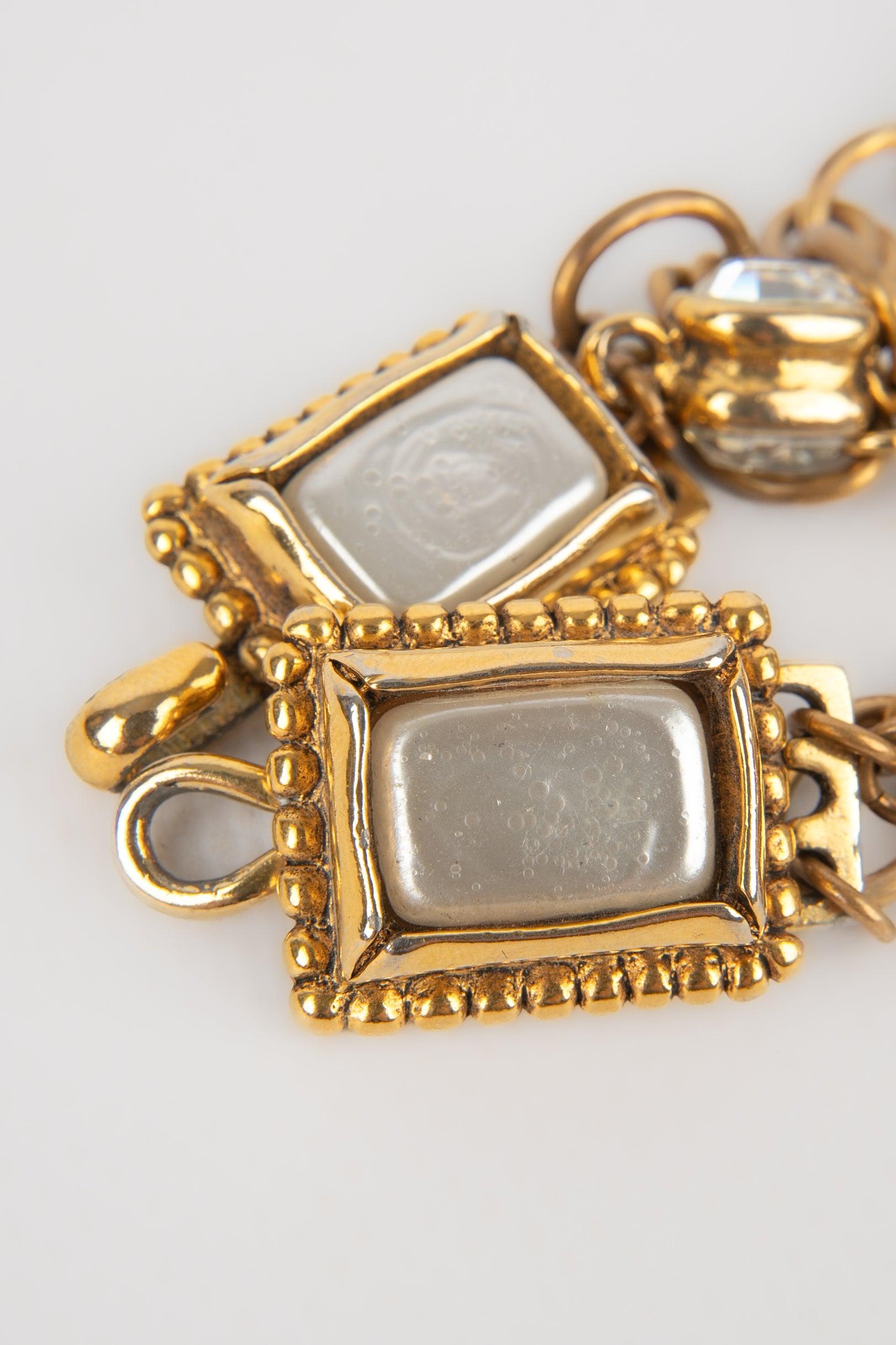 Chanel Goldene zweireihige Metall-Halskette mit Strasssteinen und einem goldenen Metall-Anhänger im Angebot 2