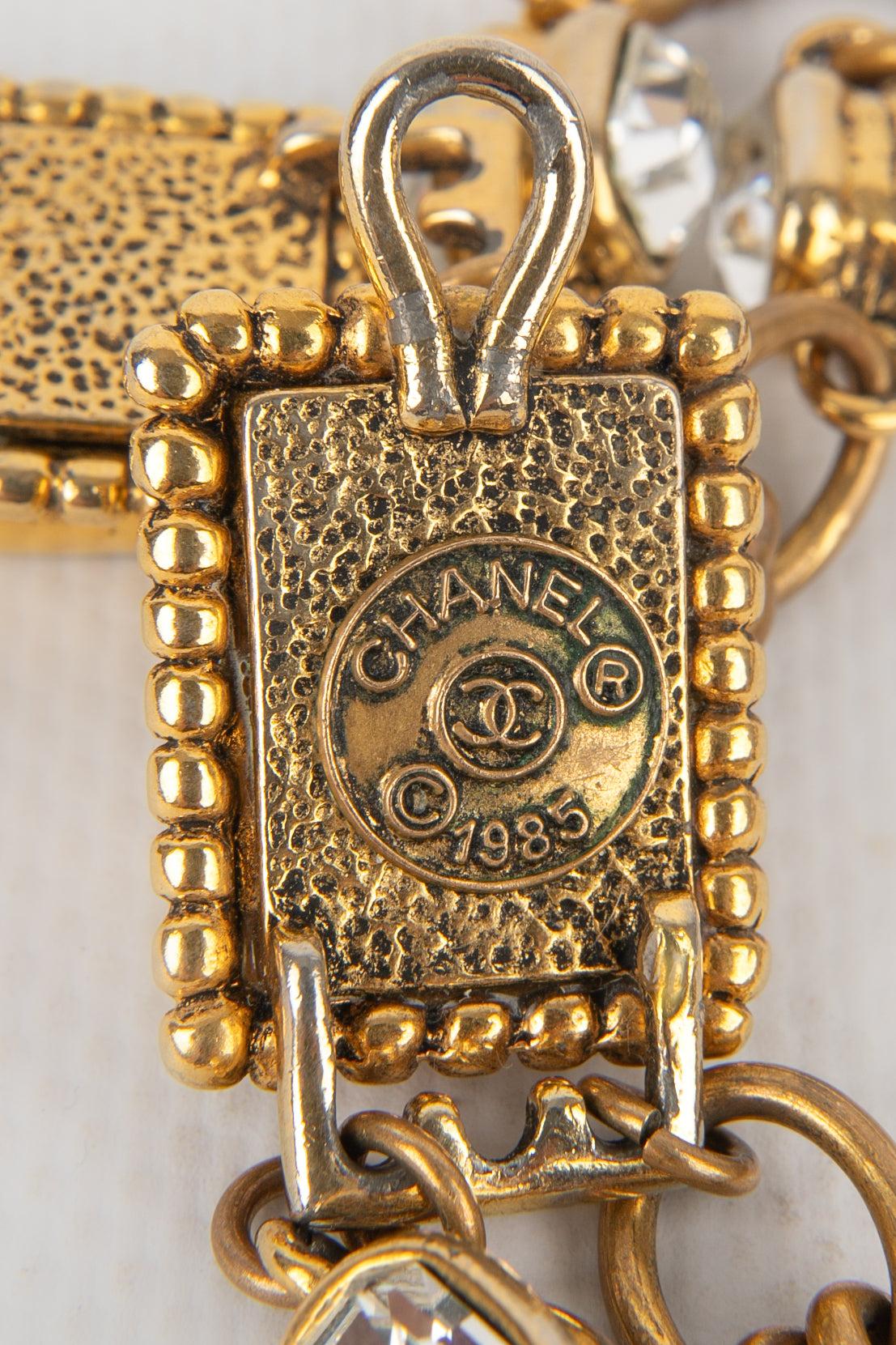 Chanel Goldene zweireihige Metall-Halskette mit Strasssteinen und einem goldenen Metall-Anhänger im Angebot 3
