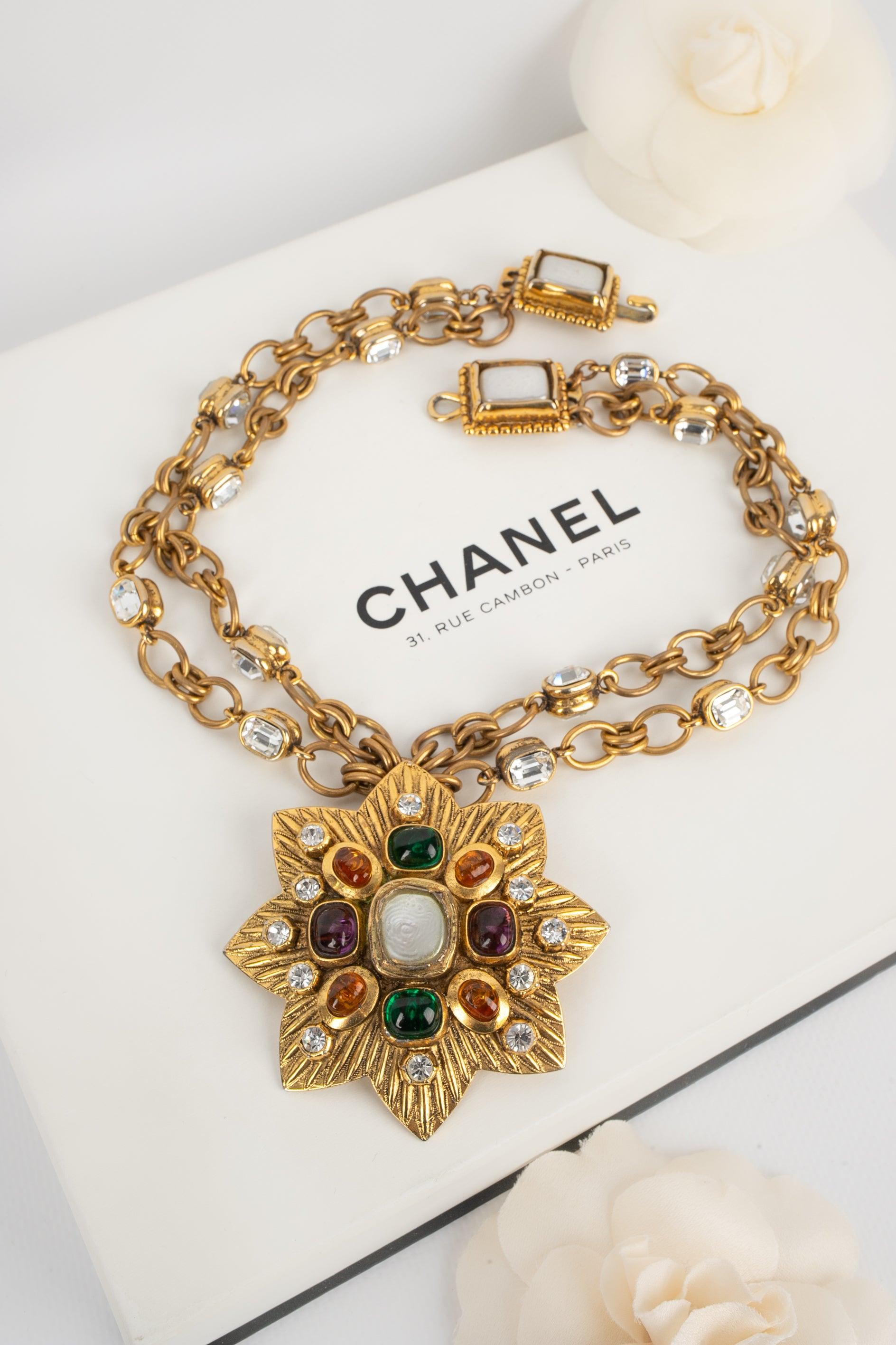 Chanel Goldene zweireihige Metall-Halskette mit Strasssteinen und einem goldenen Metall-Anhänger im Angebot 5