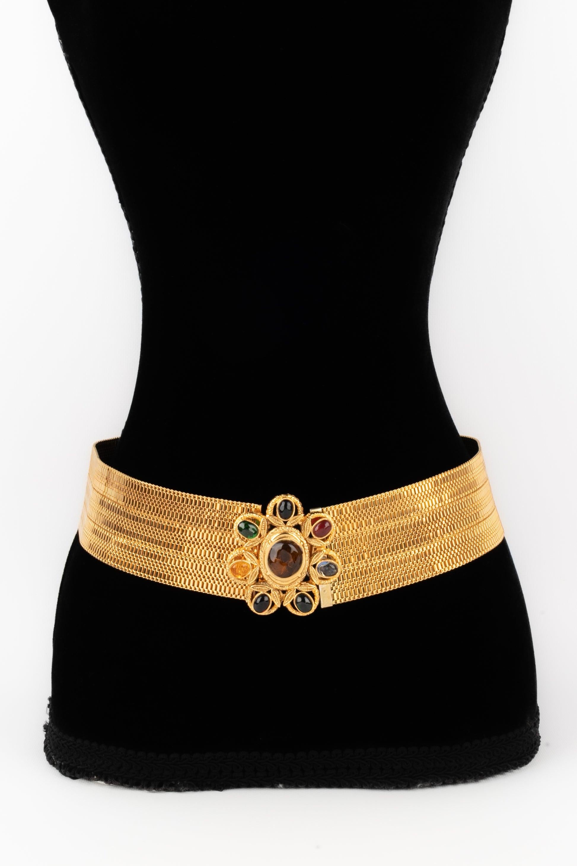 Chanel - (Made in France) Golden metal wide belt, fastener decorated with glass paste. 1996 Fall-Winter Collection.

Additional information:
Condition: Very good condition
Dimensions: Length: 77 cm
Period: 20th Century

Seller Reference: CCB90