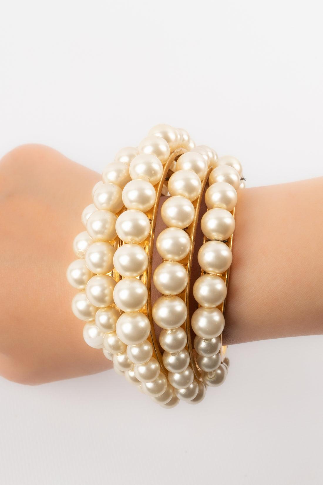 Chanel - (Fabriqué en France) Bracelet en métal doré avec perles fantaisie. Collectional 2cc4.

Informations complémentaires :
Condit : Très bon état.
Dimensions : Longueur : 15 cm - Ouverture : 3 cm
Période : 21ème siècle

Référence du vendeur :