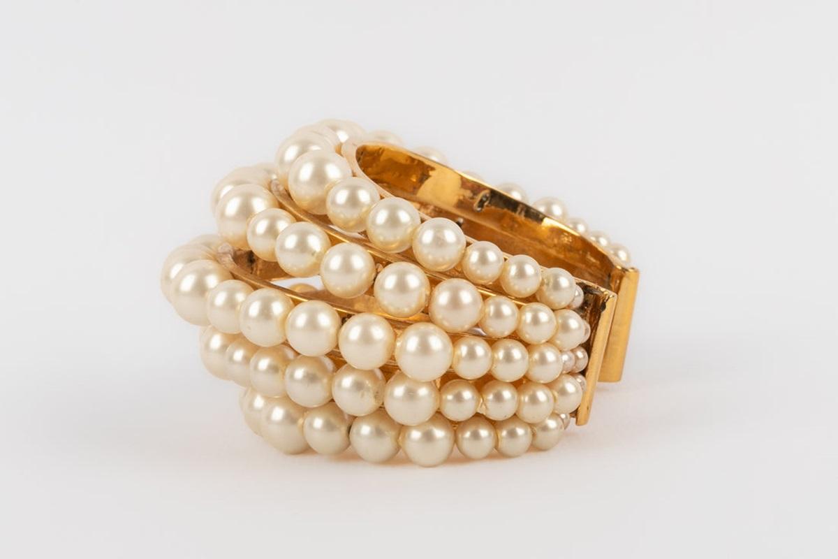 Chanel, bracelet en métal doré avec perles de costume, années 1990 Excellent état - En vente à SAINT-OUEN-SUR-SEINE, FR
