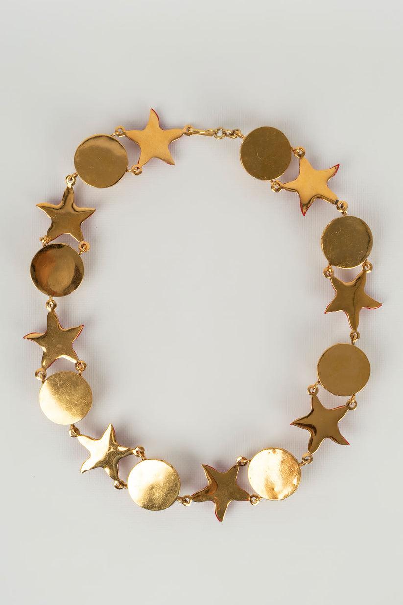 Chanel -Golden metal belt with red resin stars.
Collection Prêt-à-porter Printemps-Eté 1989.

Additional information: 
Dimensions: Length: 78 cm
Height: 5 cm
Condition: Very good condition
Seller Ref number: CCB3