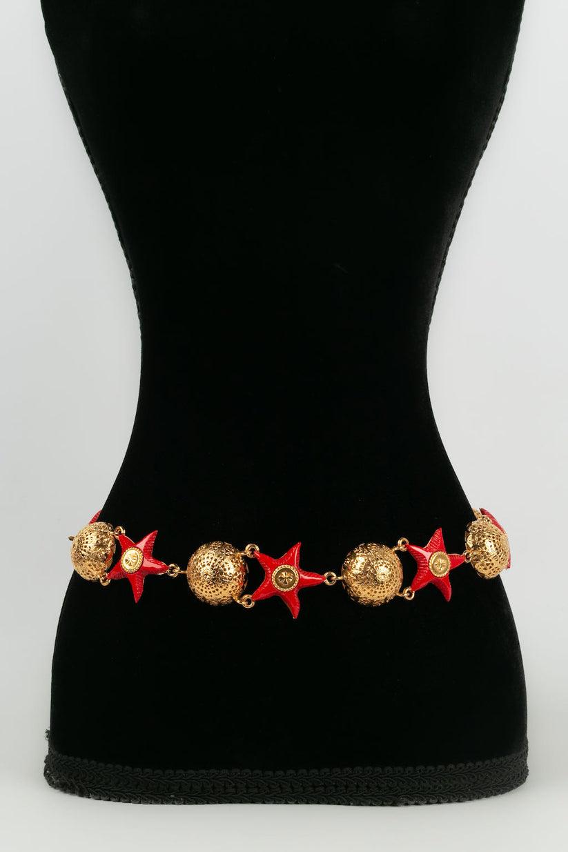 Chanel Golden Metal with Red Resin Stars Belt In Excellent Condition In SAINT-OUEN-SUR-SEINE, FR