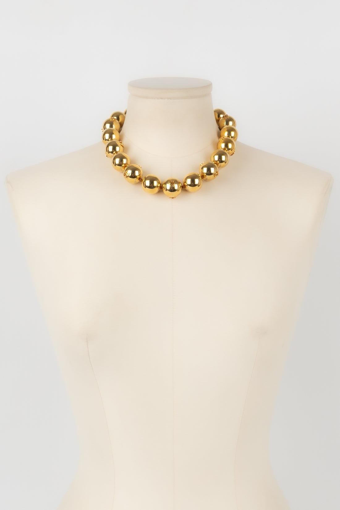 Chanel - (Made in France) short golden pearl necklace. Jewelry from the end of the 1980s.

Additional information:
Condition: Very good condition
Dimensions: Length: from 42 cm to 47 cm
Period: 20th Century

Seller Reference: CB13