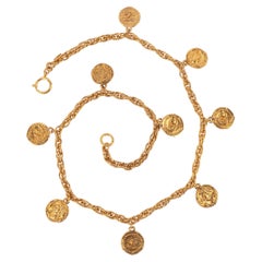 Chanel Cadena de collar dorada con colgantes, años 80