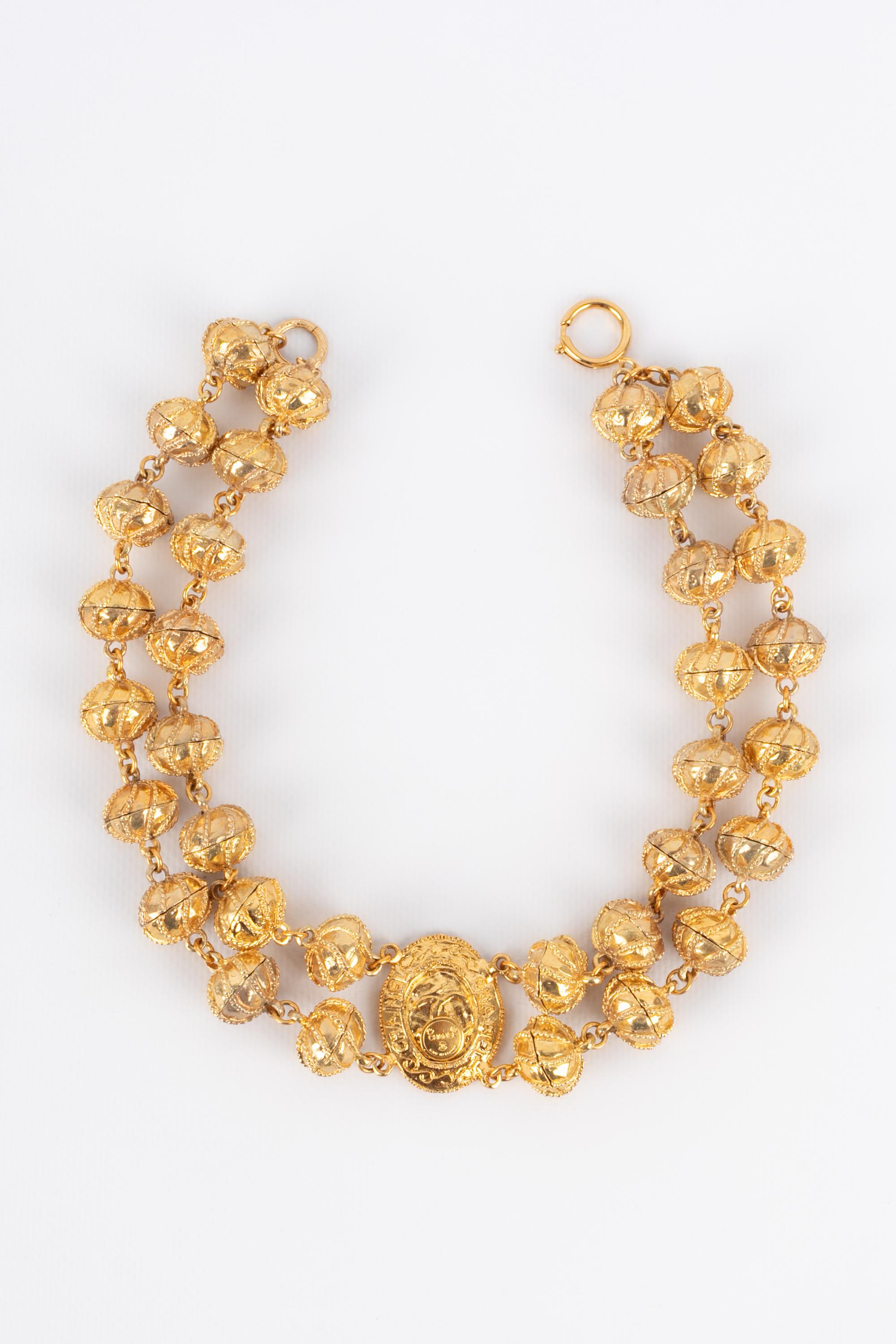 CHANEL - (Made in France) Two-row golden metal necklace from the 1980s.

Condition:
Very good condition

Dimensions:
Length: 42 cm

CB251