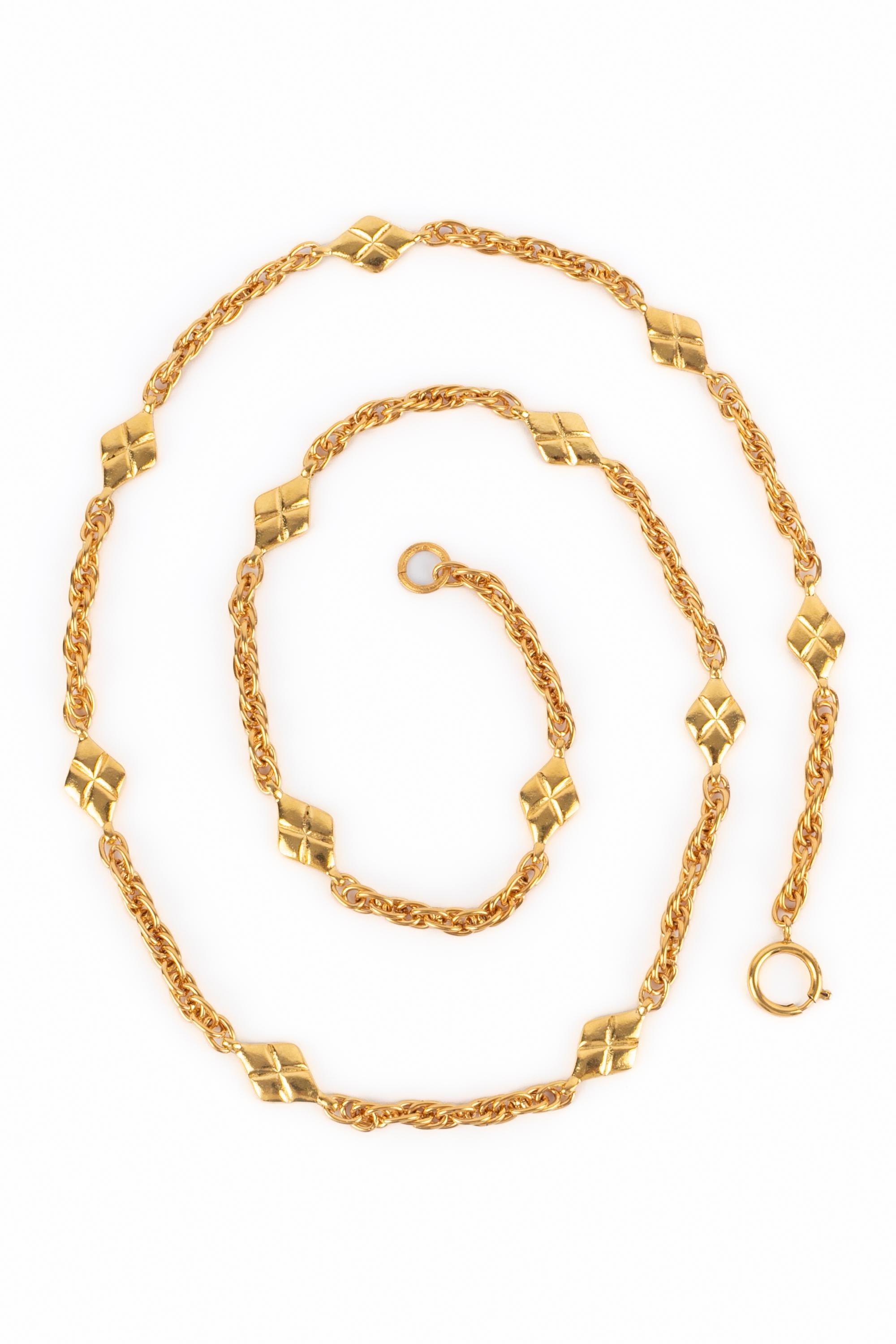CHANEL - (Made in France) Golden metal sautoir / necklace with quilted medallions. Jewelry from the mid-1980s.

Condition:
Very good condition

Dimensions:
Length: 110 cm

SKU:CB284