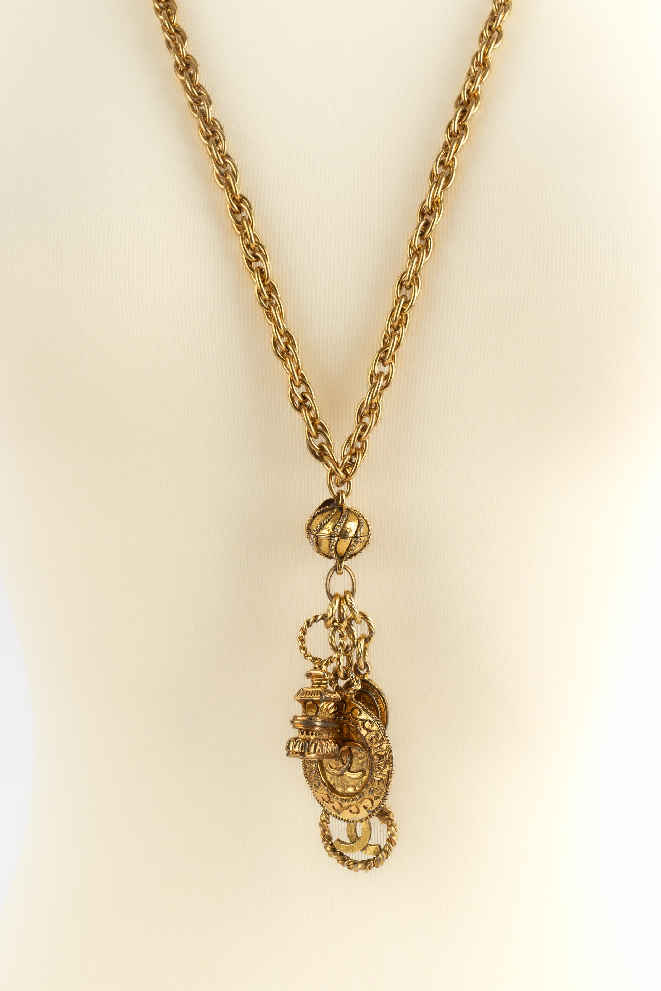 Chanel goldene Halskette im Zustand „Hervorragend“ im Angebot in SAINT-OUEN-SUR-SEINE, FR