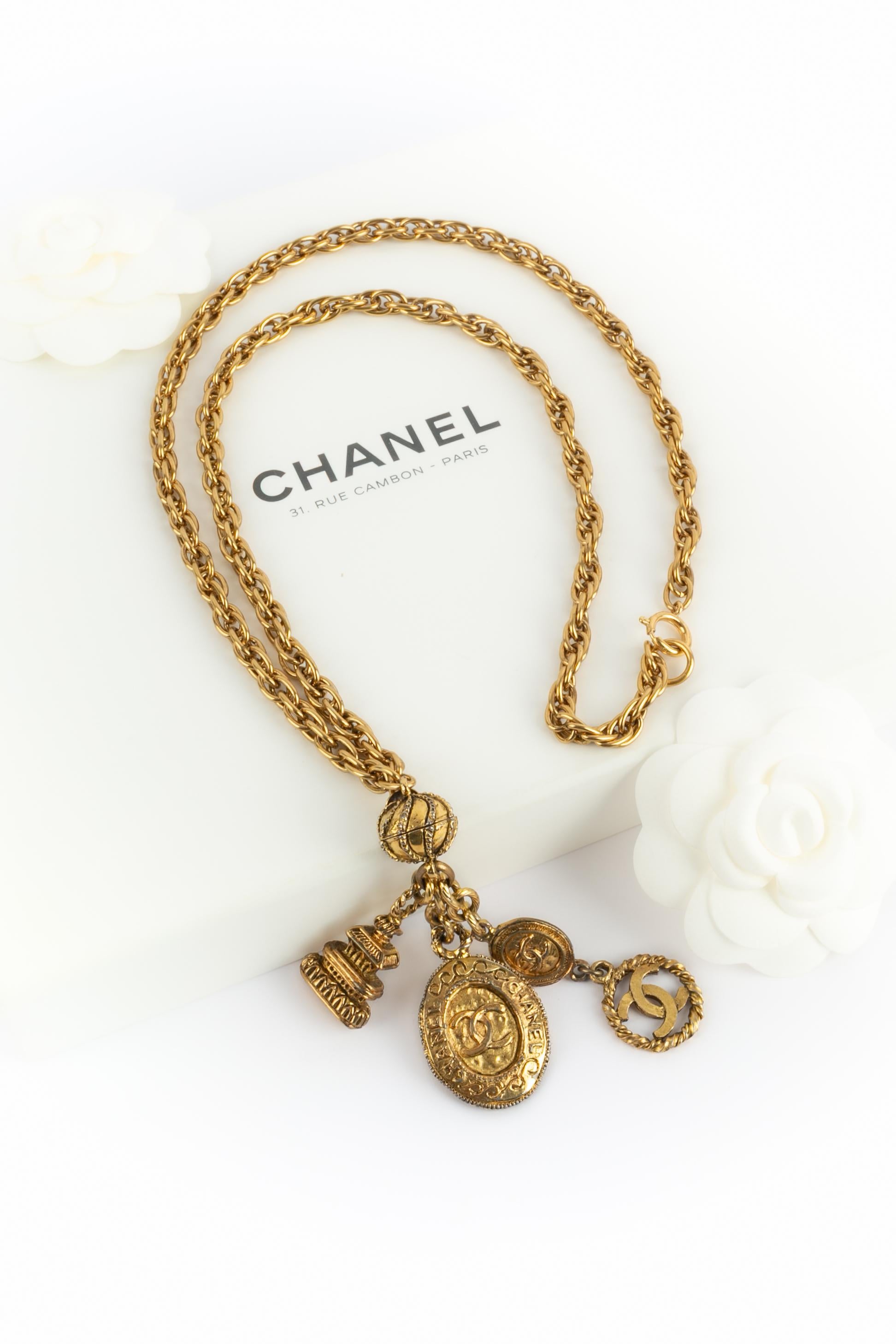 Chanel goldene Halskette Damen im Angebot