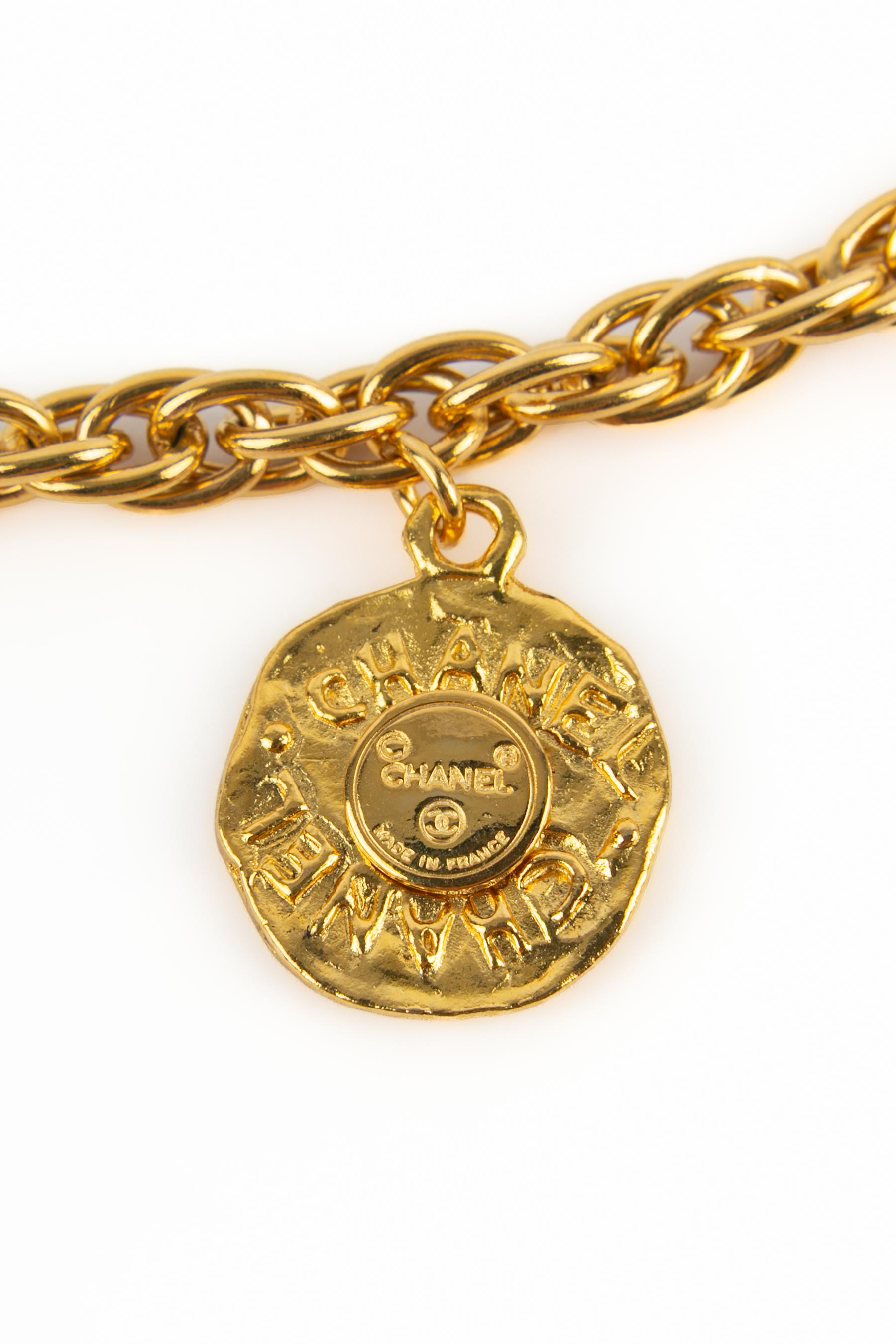 Collier Chanel en or en vente 2