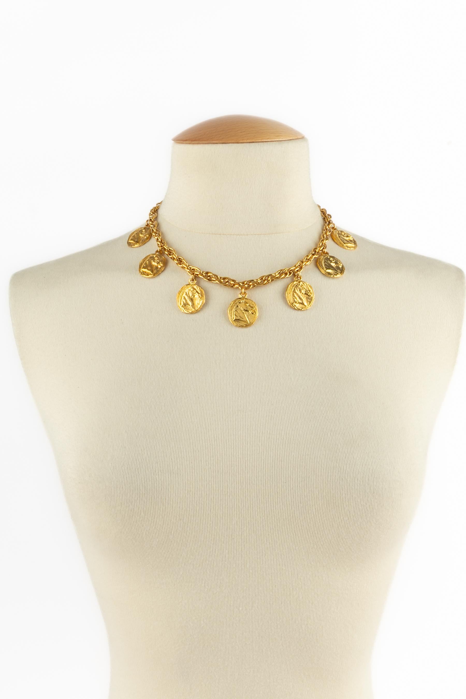 Collier Chanel en or en vente 3