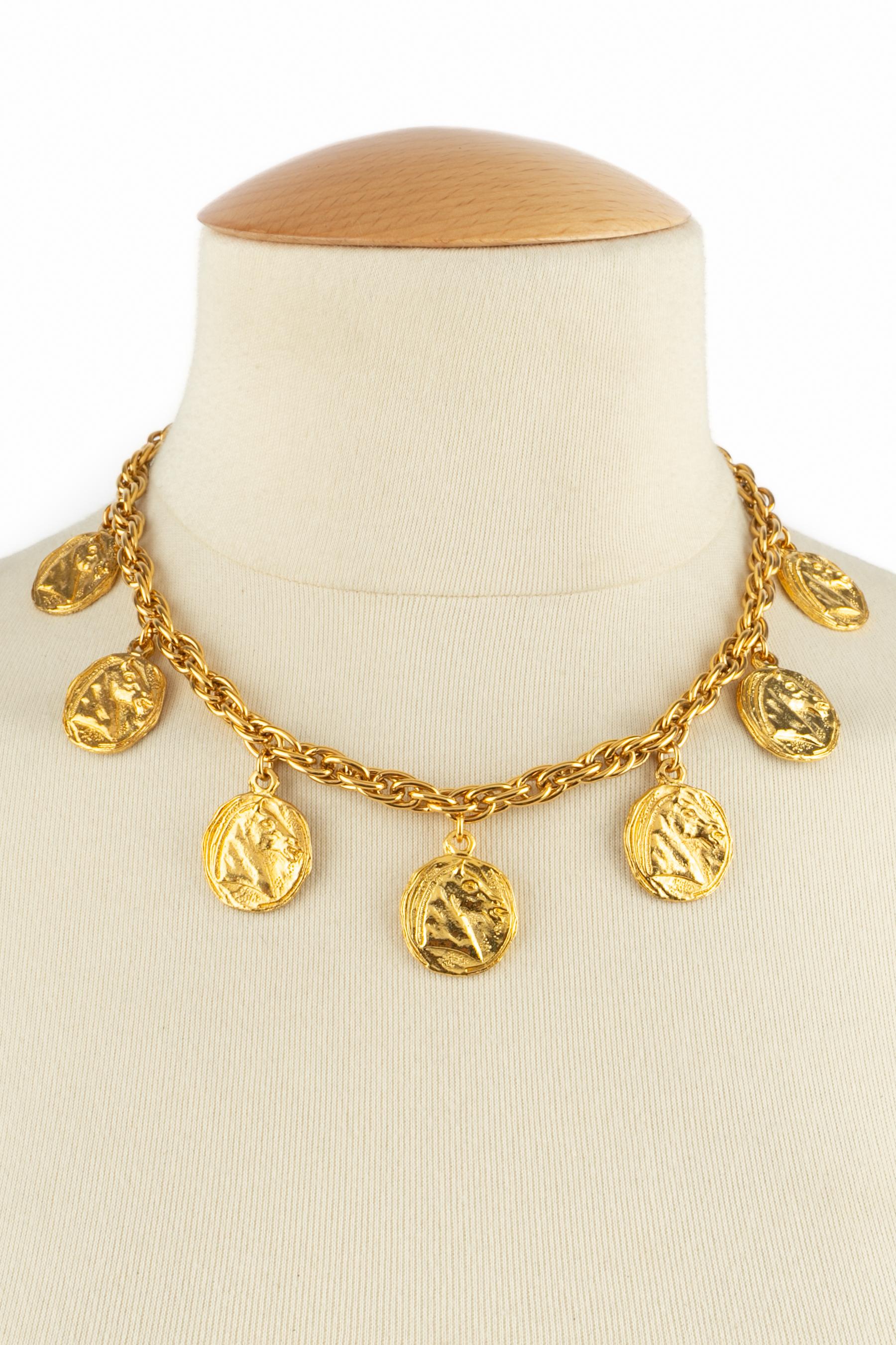 Collier Chanel en or en vente 4