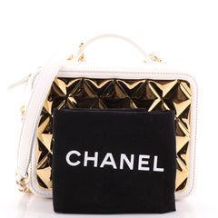 Chanel Vanity Case Golden Plate en métal matelassé et cuir d'agneau Moyen