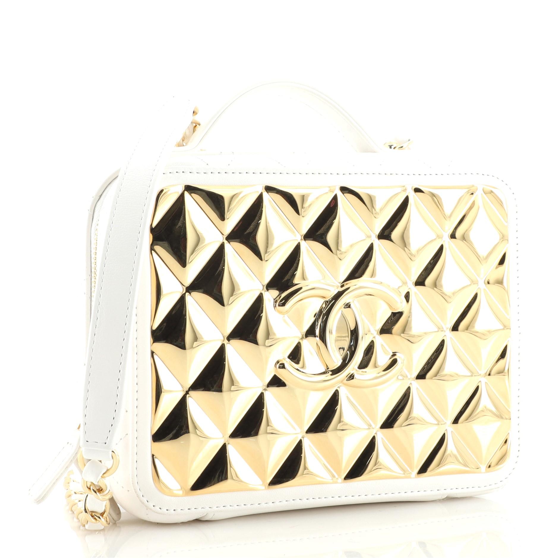 Chanel Golden Plate Waschtischkoffer aus gestepptem Metall und Lammfell Medium (Weiß)