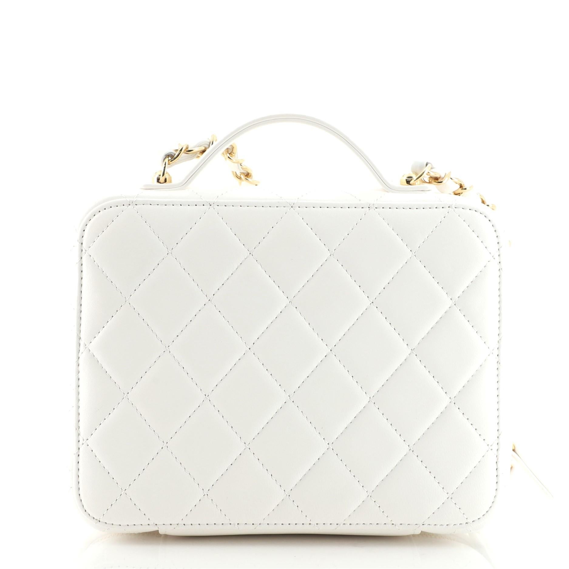 Chanel Golden Plate Waschtischkoffer aus gestepptem Metall und Lammfell Medium im Zustand „Gut“ in NY, NY