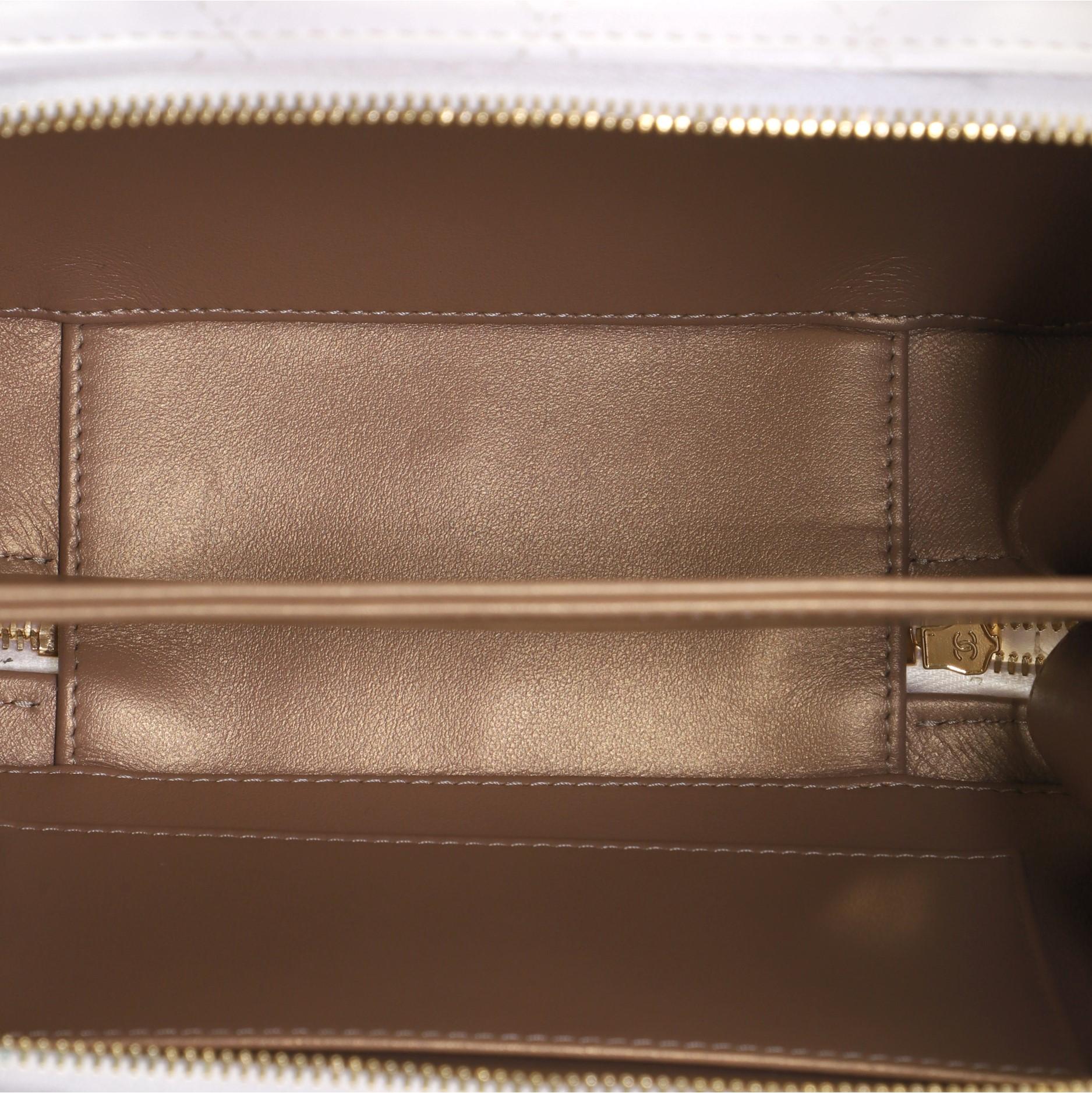 Chanel Golden Plate Waschtischkoffer aus gestepptem Metall und Lammfell Medium 1
