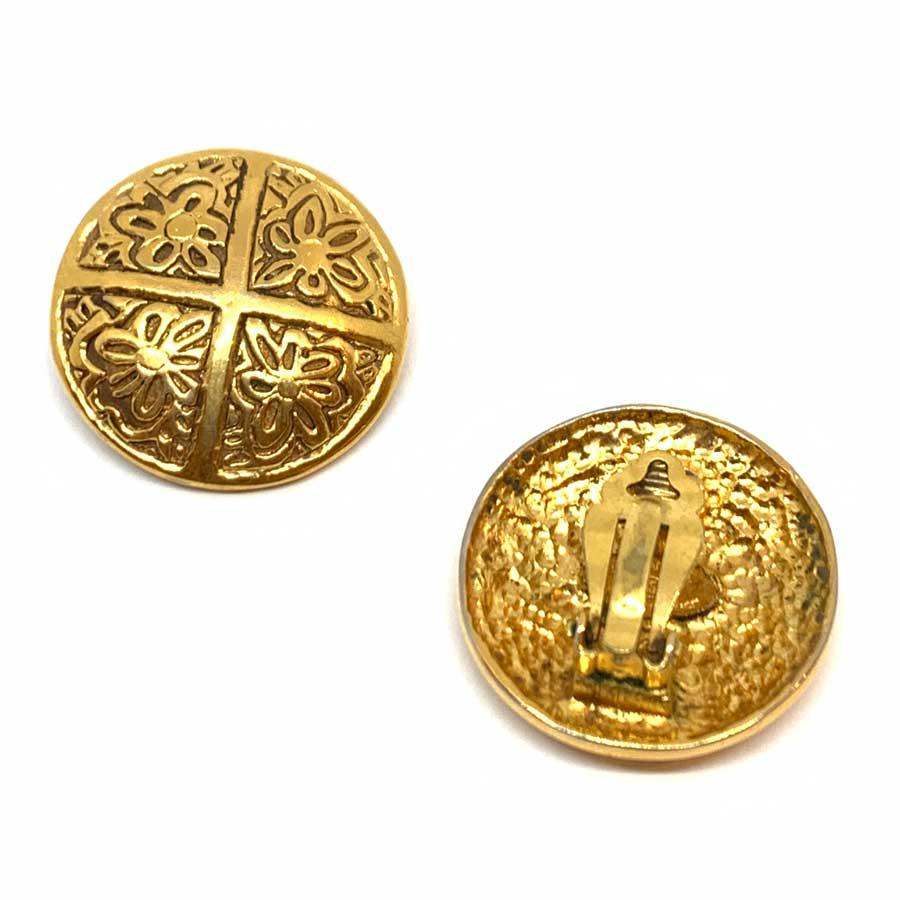 Discover here a pair of round and domed shape, in metal gilded with fine gold and on which we discover engraved flowers.
The pair of clips is a vintage piece in a very good condition. Good conservation of gilding and no structural defect. The clips