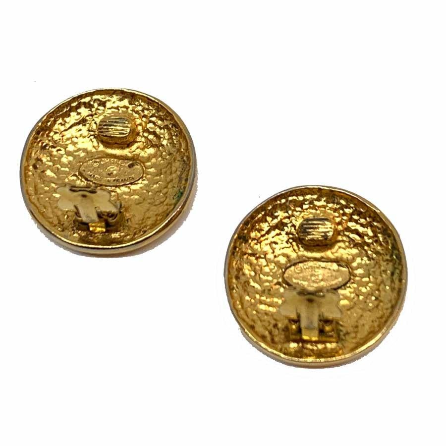 CHANEL Golden Round Clip On Earrings In Good Condition In Paris, FR