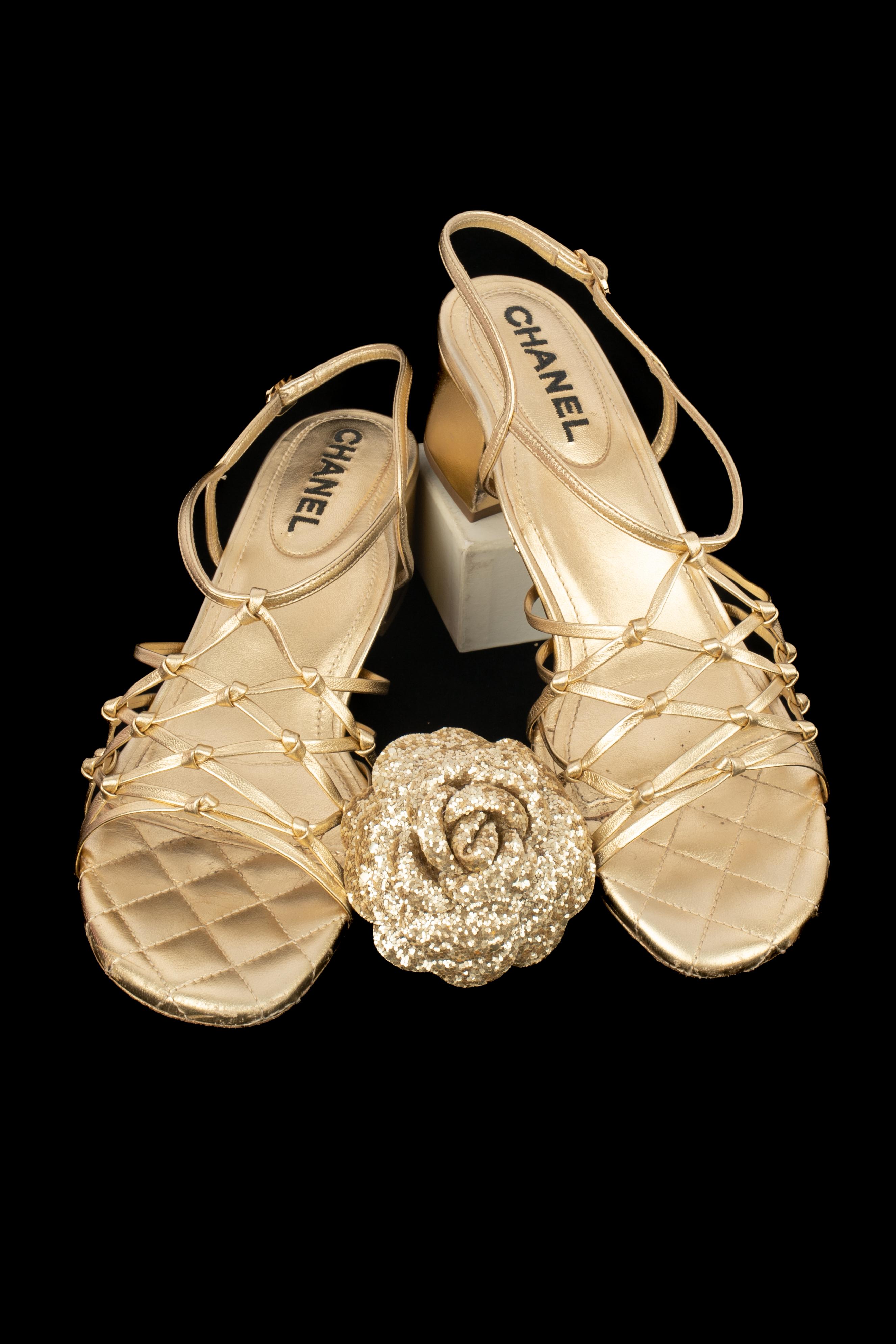 CHANEL - (Made in France) Sandalias de piel dorada. Talla 39.

Estado:
Muy buen estado

Dimensiones:
Altura del tacón: 4.5 cm

SKU:CH117