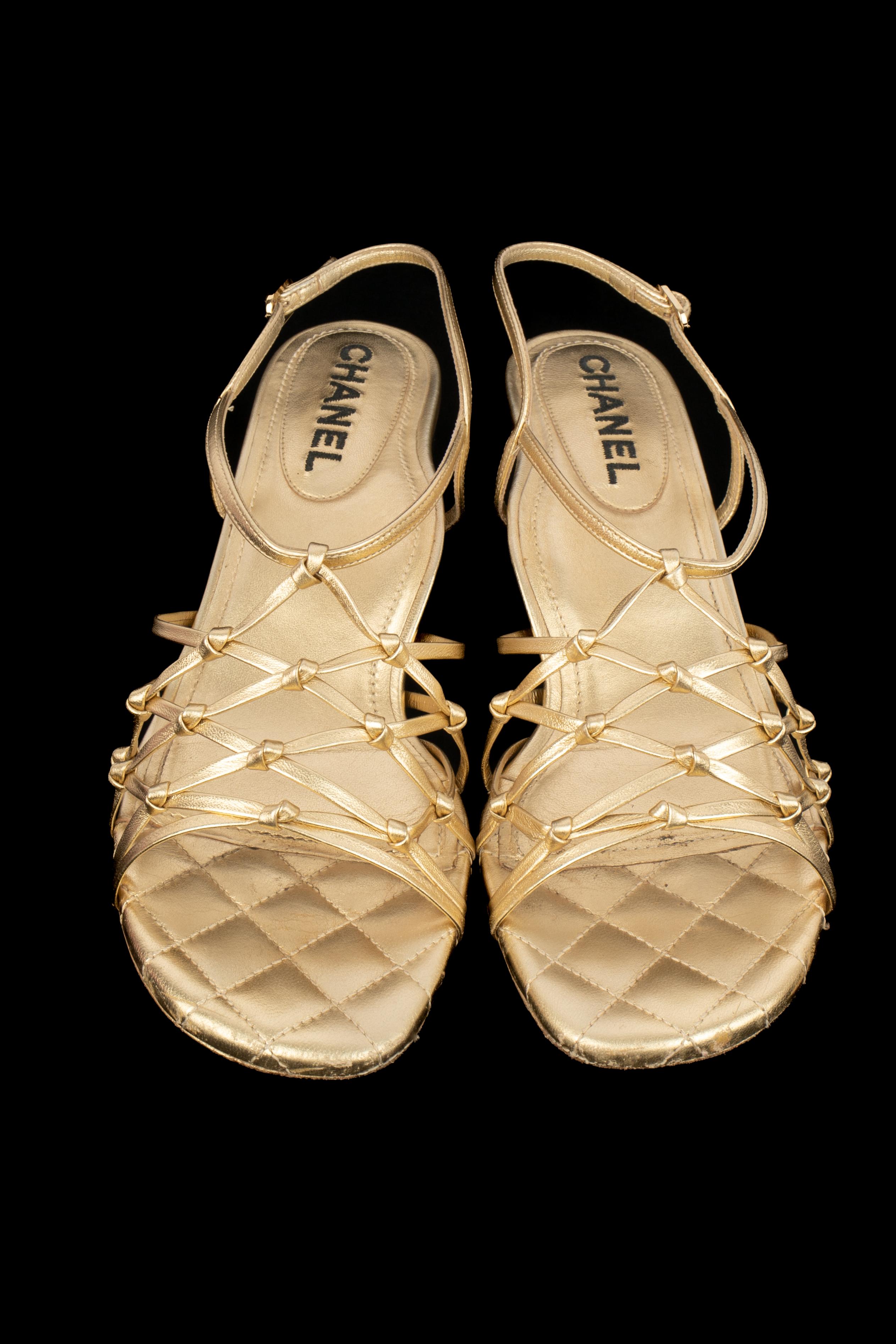 Chanel golden sandals Beige en venta