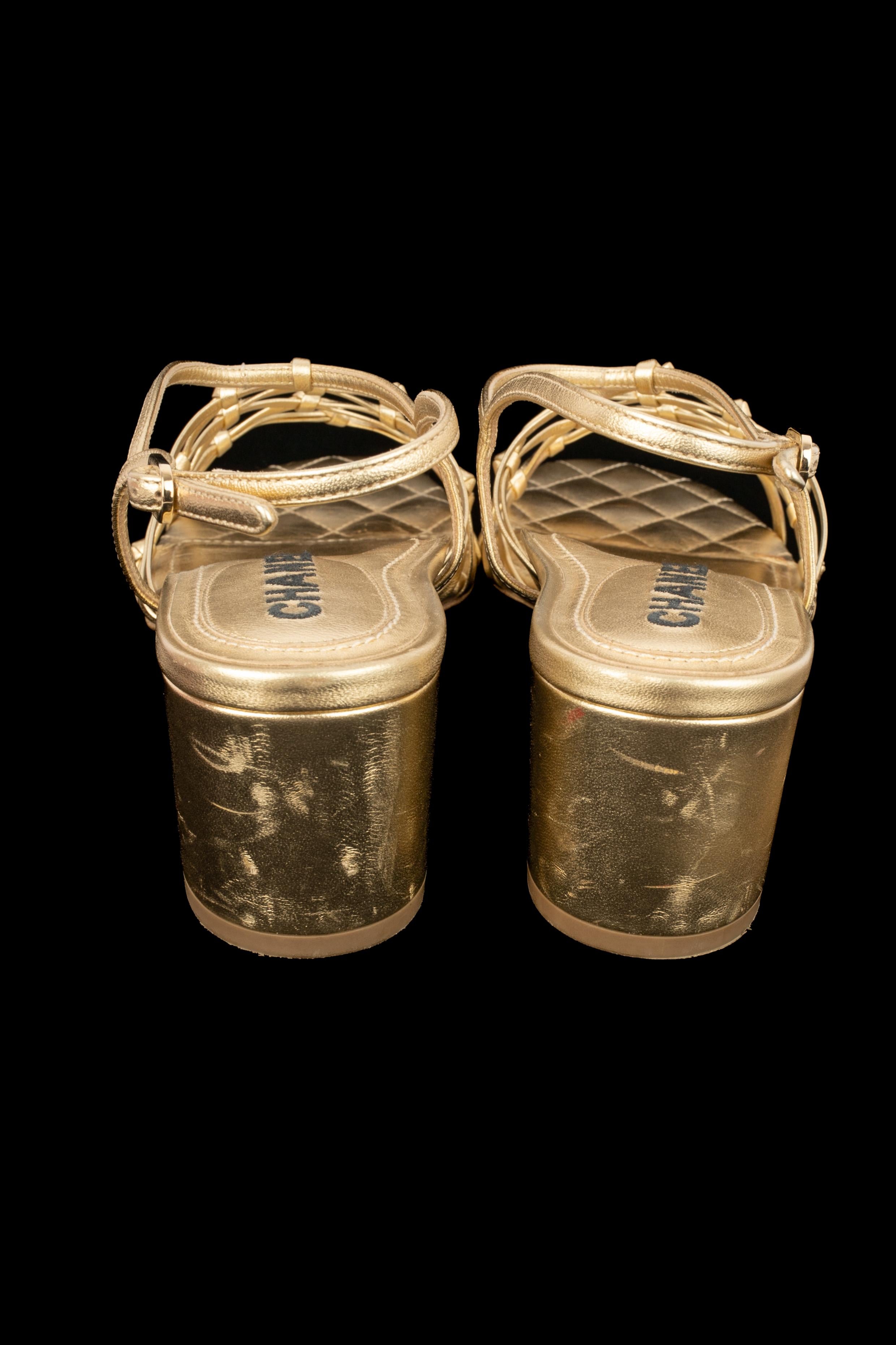 De las mujeres Chanel golden sandals en venta
