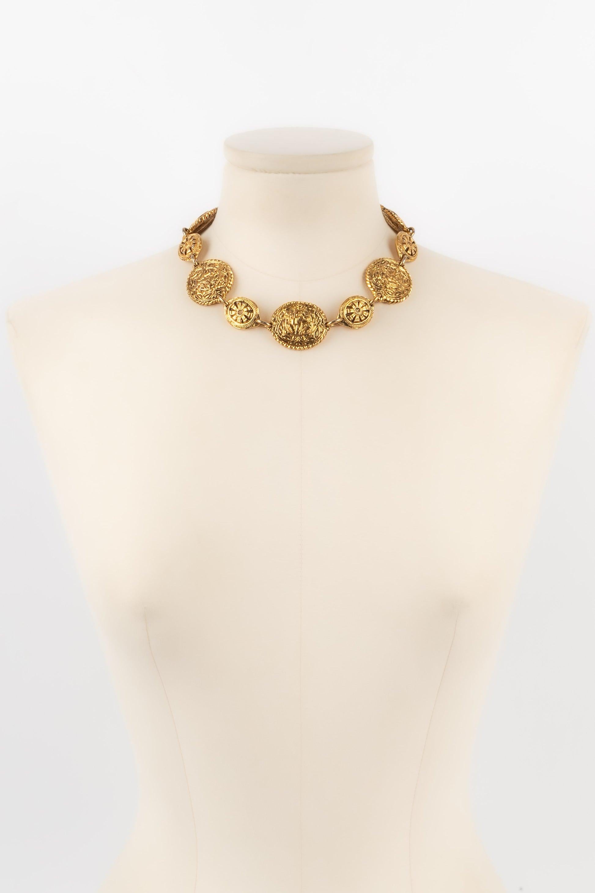 Chanel - (Made in France) Short necklace in golden metal from the 1980s.

Additional information:
Condition: Good condition
Dimensions: Length: 41 cm

Seller Reference: CB221
